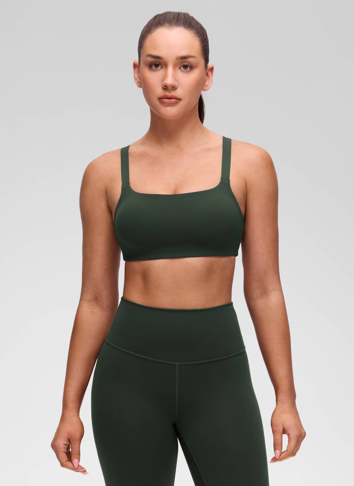 حمالة صدر رياضية للتمارين بياقة على شكل حرف U وظهر مربع Butterluxe من CRZ YOGA للنساء بلون أخضر ليجند