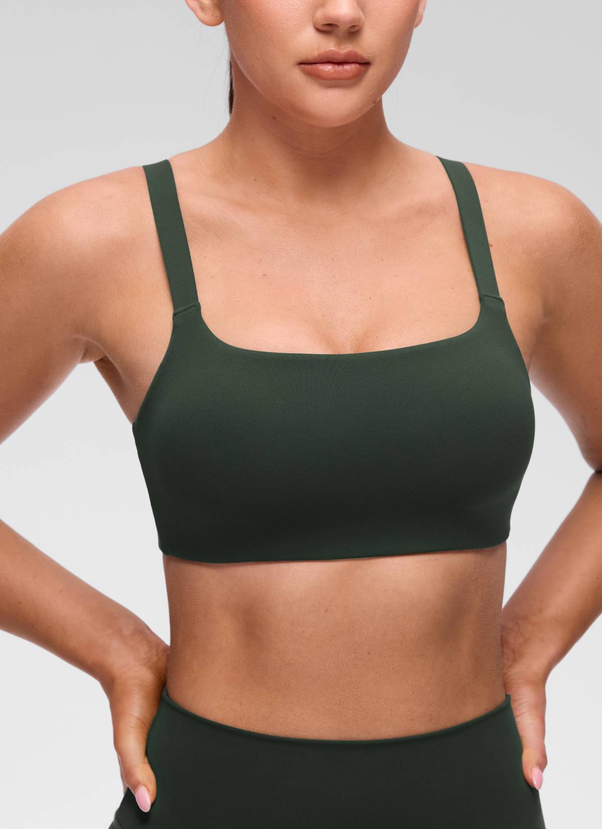 حمالة صدر رياضية للتمارين بياقة على شكل حرف U وظهر مربع Butterluxe من CRZ YOGA للنساء بلون أخضر ليجند