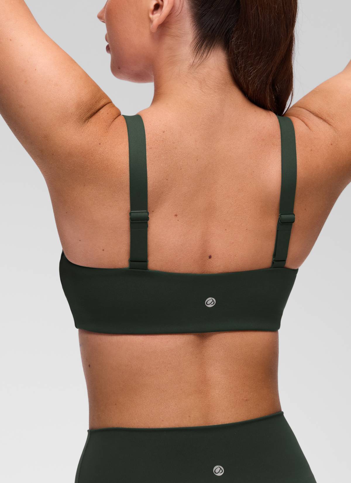 حمالة صدر رياضية للتمارين بياقة على شكل حرف U وظهر مربع Butterluxe من CRZ YOGA للنساء بلون أخضر ليجند
