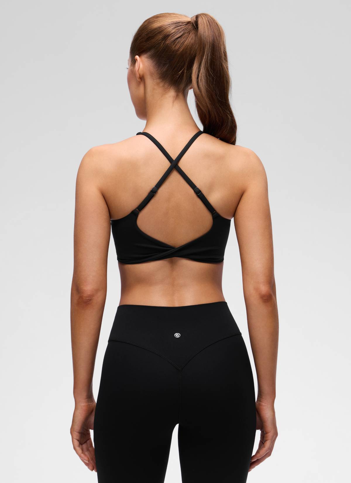 حمالة صدر رياضية Butterluxe لليوغا بقبة V وتصميم خلفي متقاطع وملتف للنساء من CRZ YOGA بلون أسود