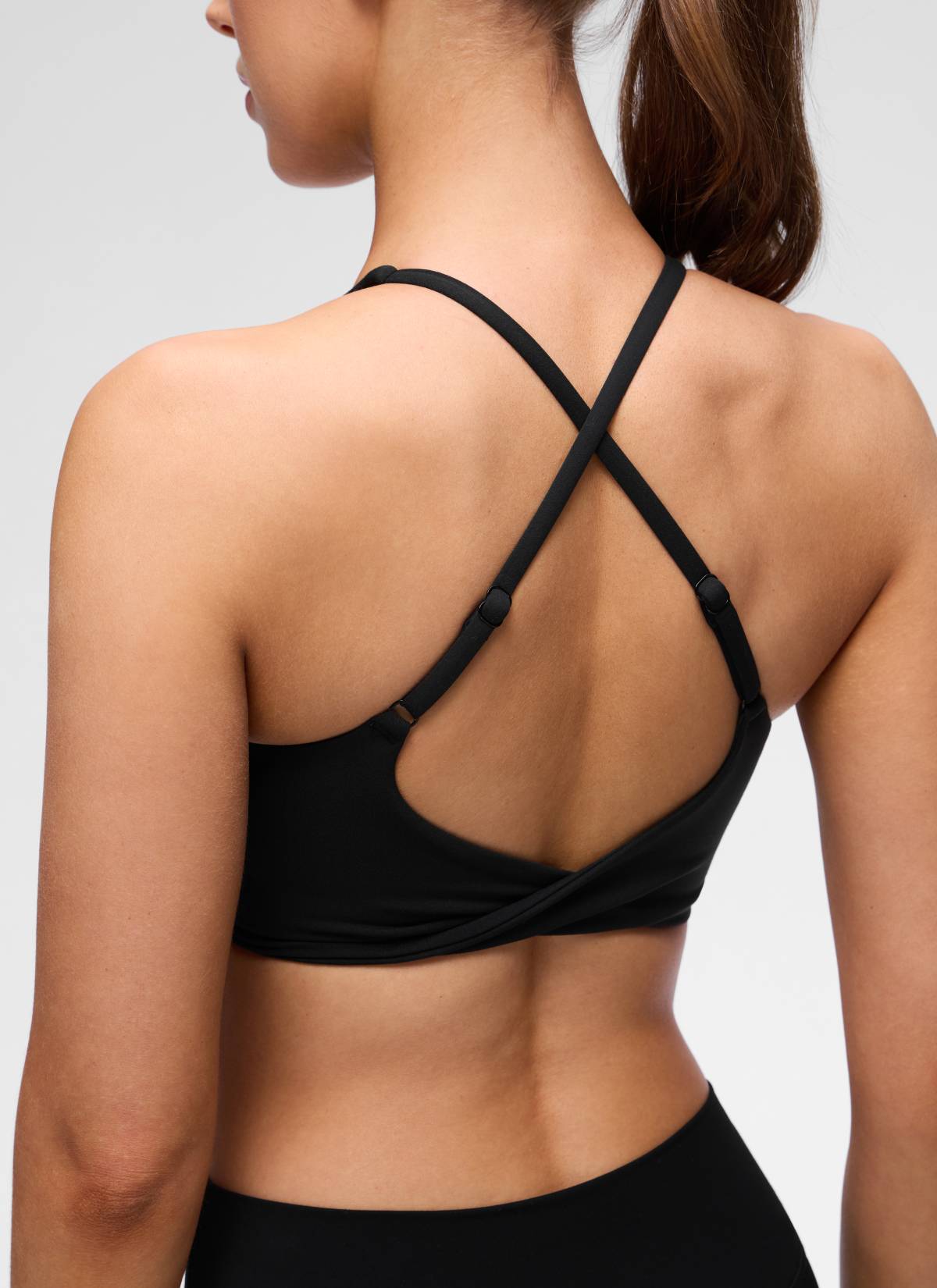 حمالة صدر رياضية Butterluxe لليوغا بقبة V وتصميم خلفي متقاطع وملتف للنساء من CRZ YOGA بلون أسود