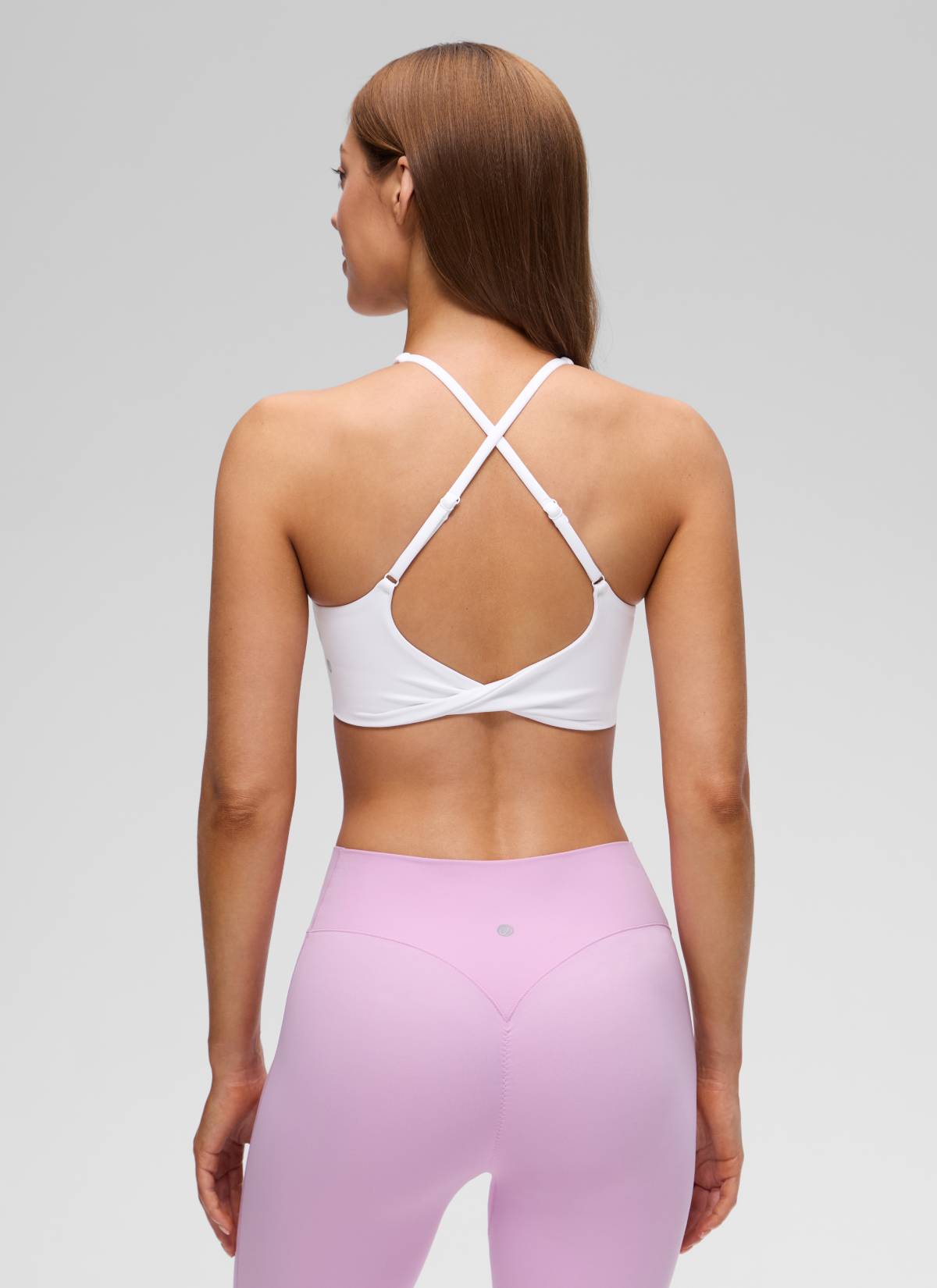 حمالة صدر رياضية Butterluxe لليوغا بقبة V وتصميم خلفي متقاطع وملتف للنساء من CRZ YOGA بلون أبيض