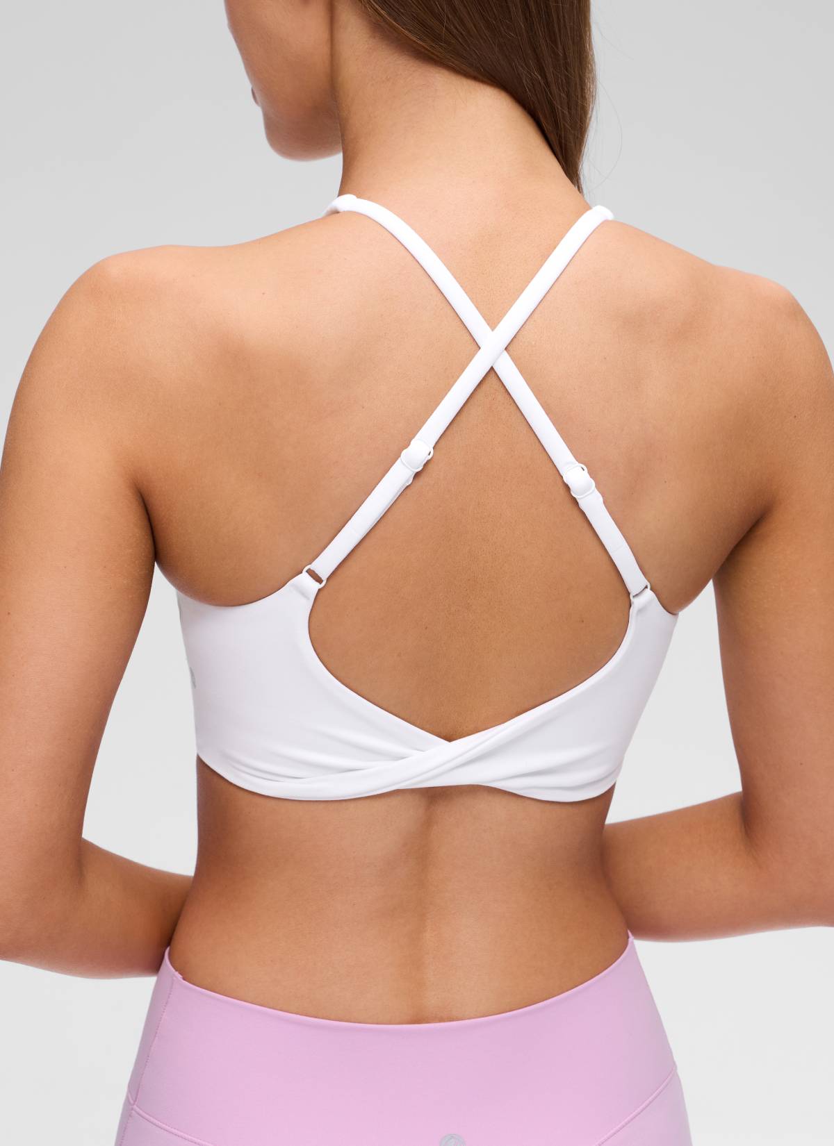 حمالة صدر رياضية Butterluxe لليوغا بقبة V وتصميم خلفي متقاطع وملتف للنساء من CRZ YOGA بلون أبيض