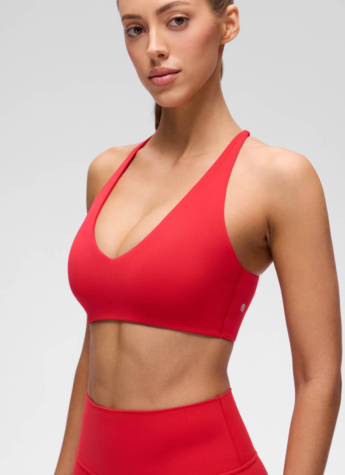 حمالة صدر رياضية Butterluxe لليوغا بقبة V وتصميم خلفي متقاطع وملتف للنساء من CRZ YOGA بلون أحمر أورورا