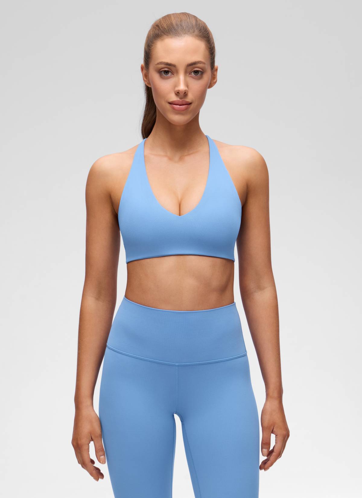 حمالة صدر رياضية للنساء من CRZ YOGA، Butterluxe ، برقبة على شكل V، وظهر متقاطع ملتوي، باللون الأزرق «Party Blue»