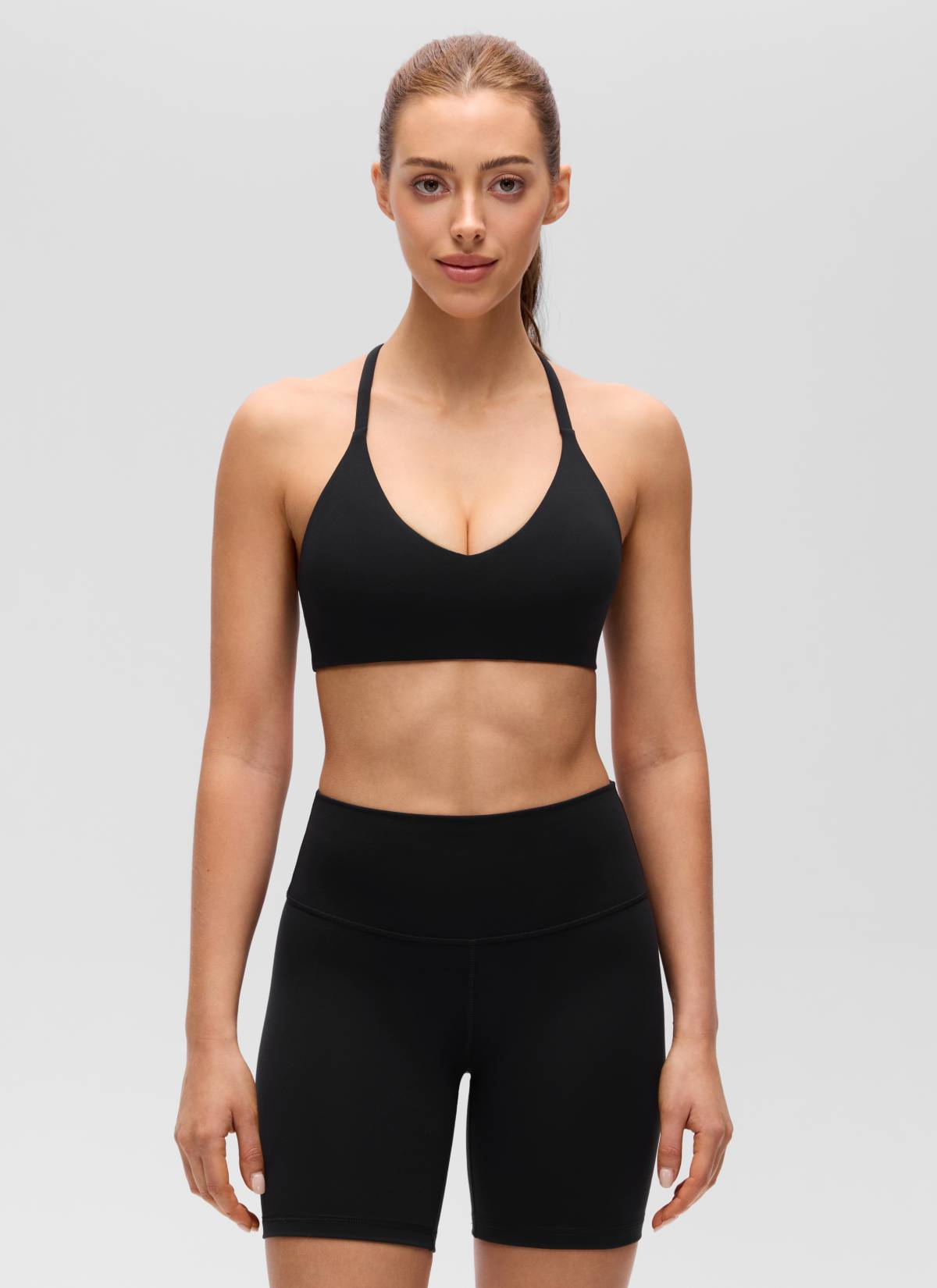 حمالة صدر رياضية للنساء من CRZ YOGA بتصميم Butterluxe برقبة على شكل V وأحرف رفيعة وتصميم خلفي متسابق باللون الأسود