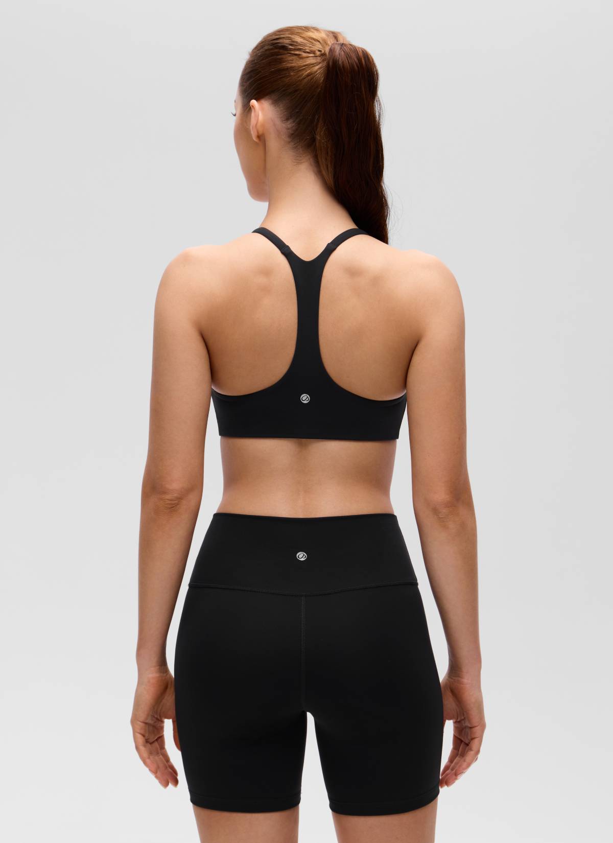 حمالة صدر رياضية للنساء من CRZ YOGA بتصميم Butterluxe برقبة على شكل V وأحرف رفيعة وتصميم خلفي متسابق باللون الأسود