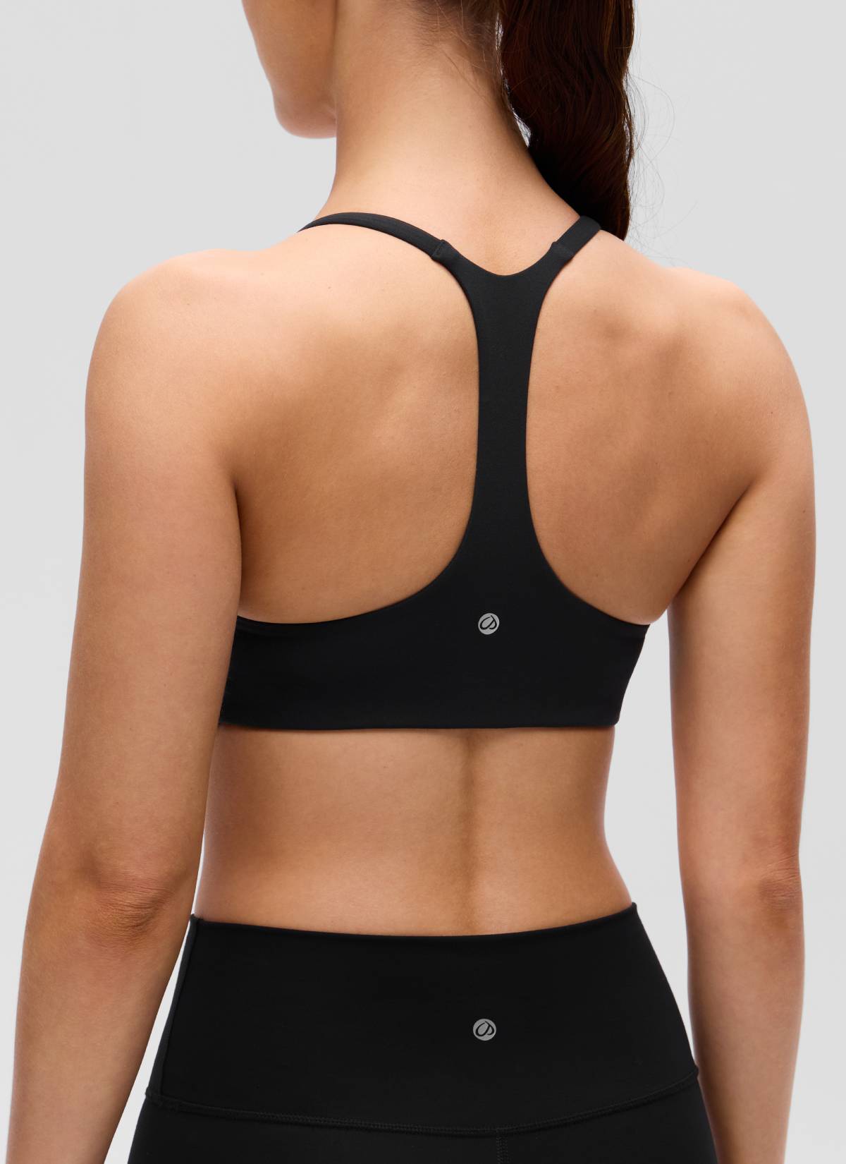 حمالة صدر رياضية للنساء من CRZ YOGA بتصميم Butterluxe برقبة على شكل V وأحرف رفيعة وتصميم خلفي متسابق باللون الأسود