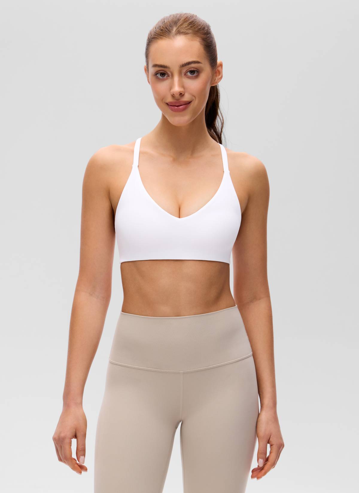 حمالة صدر رياضية للنساء Butterluxe برقبة على شكل حرف V وأشرطة رفيعة وتصميم ظهر متقاطع من CRZ YOGA باللون الأبيض