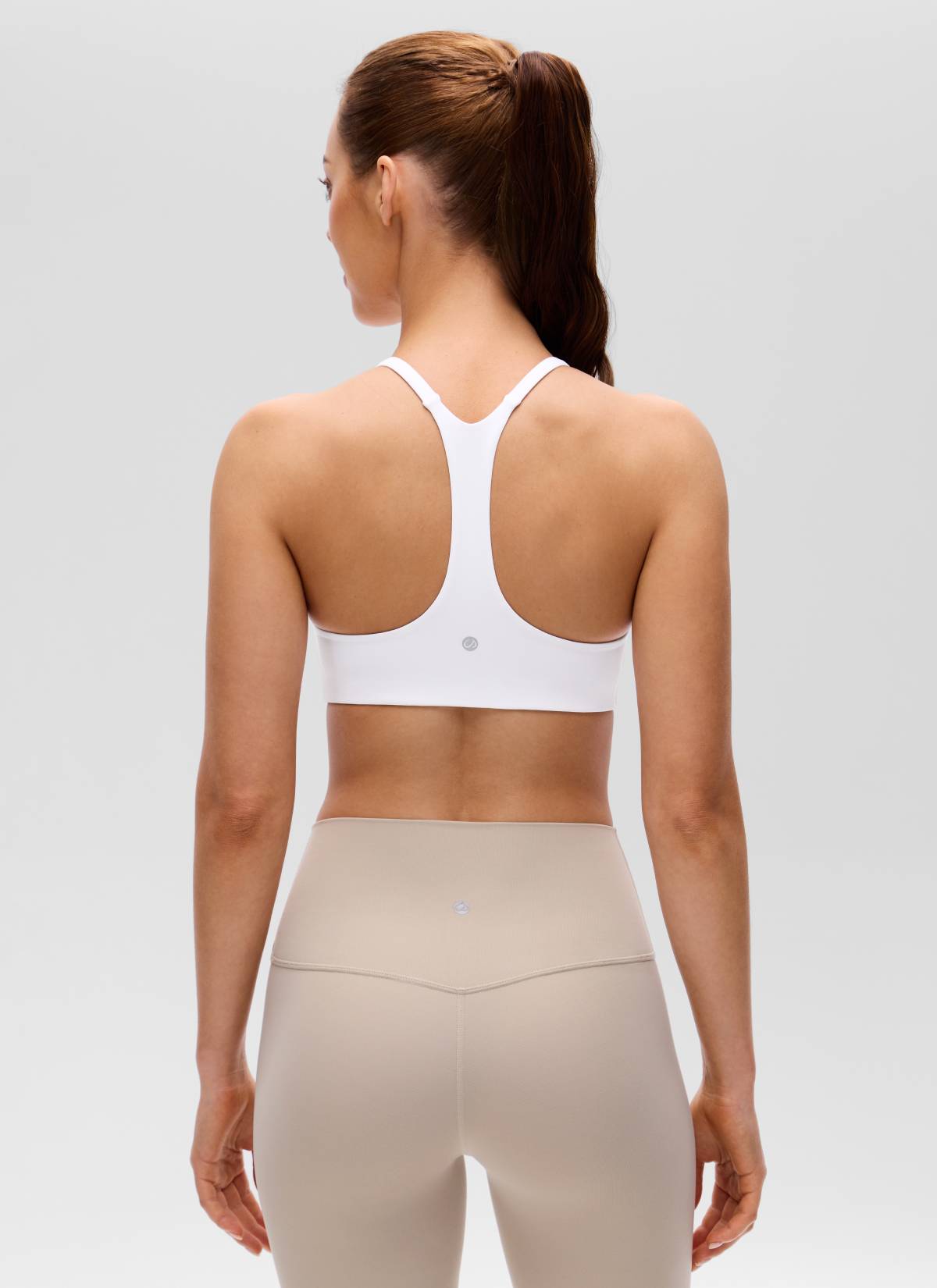 حمالة صدر رياضية للنساء Butterluxe برقبة على شكل حرف V وأشرطة رفيعة وتصميم ظهر متقاطع من CRZ YOGA باللون الأبيض