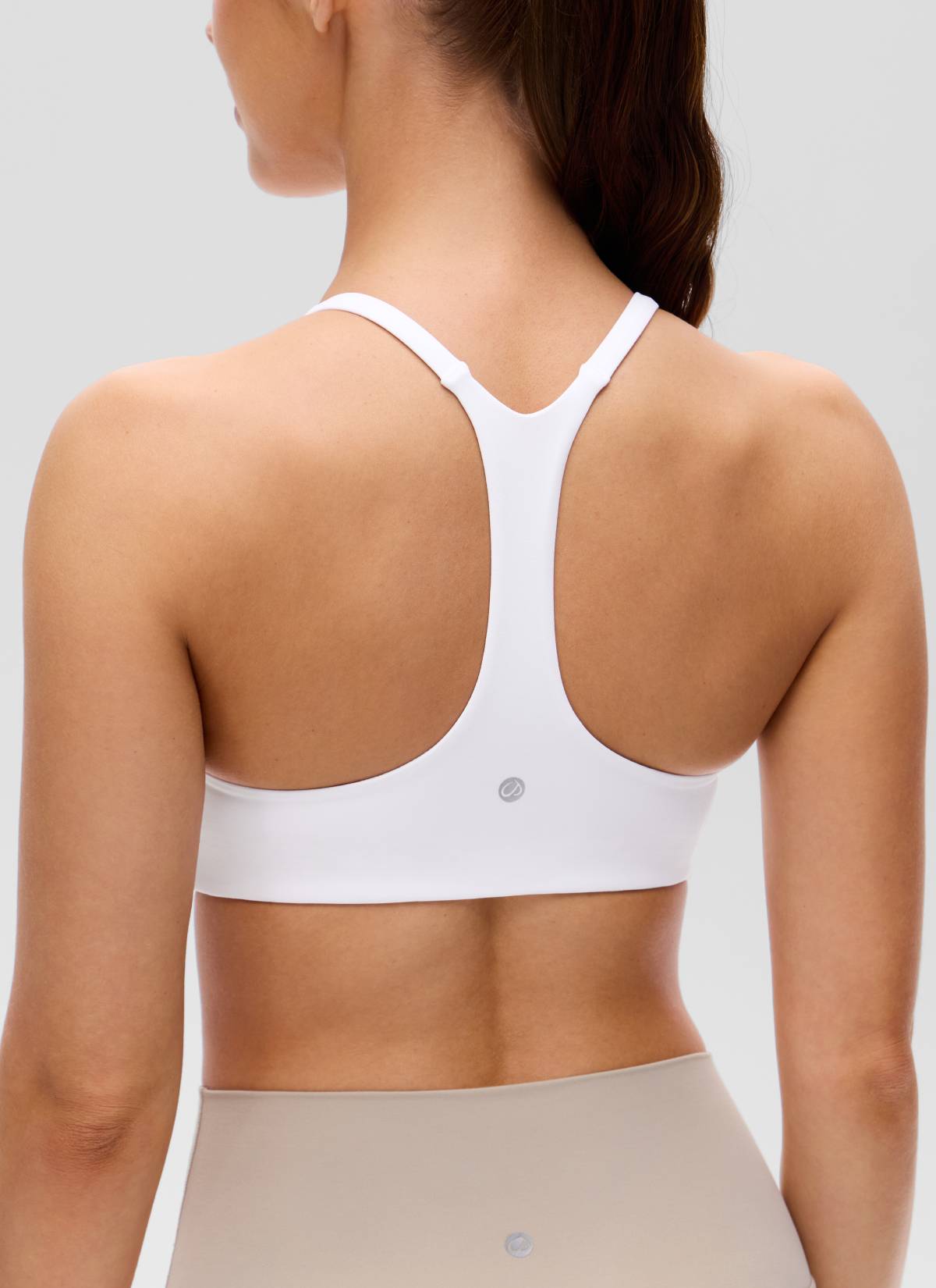 حمالة صدر رياضية للنساء Butterluxe برقبة على شكل حرف V وأشرطة رفيعة وتصميم ظهر متقاطع من CRZ YOGA باللون الأبيض