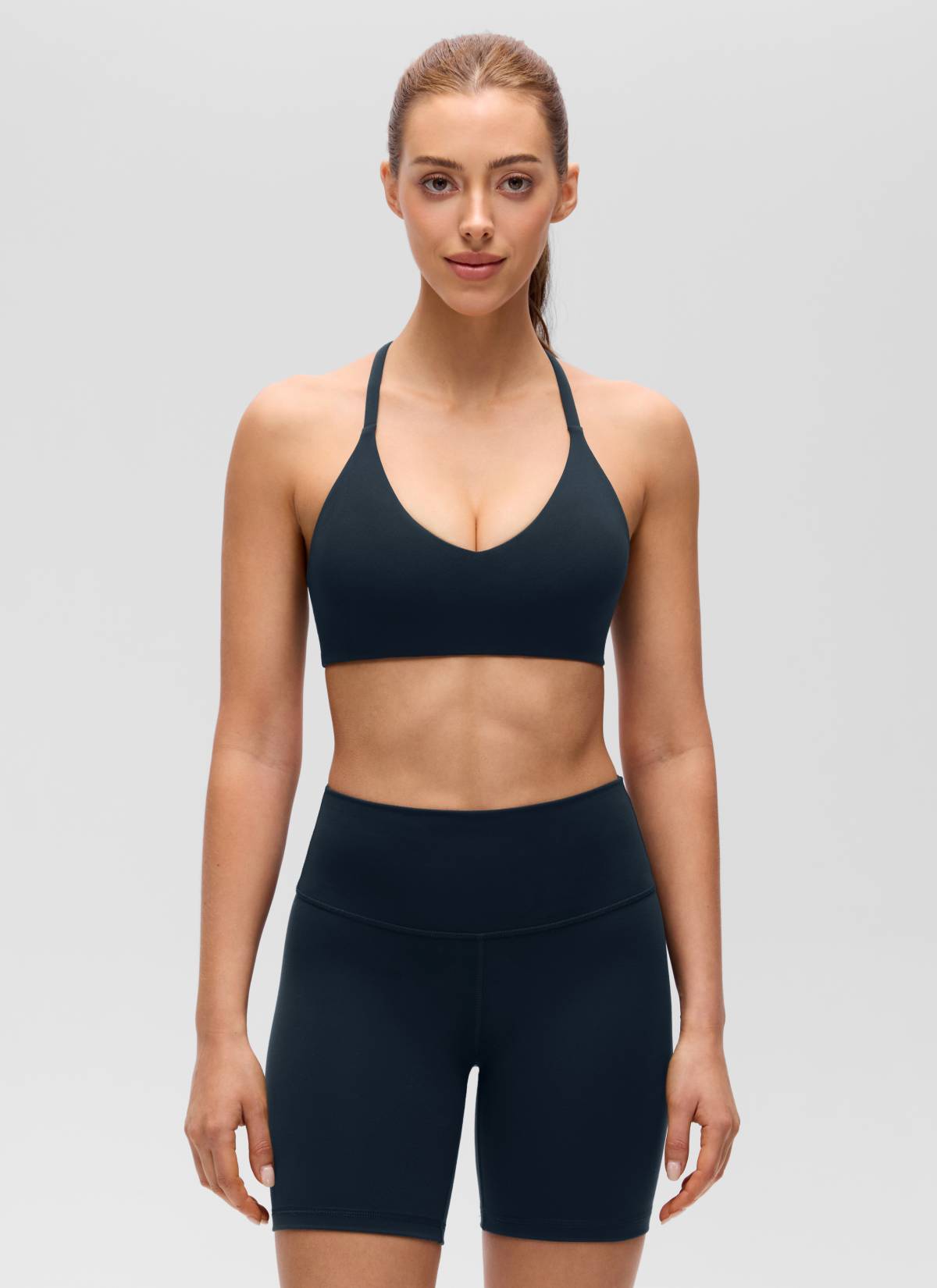 حمالة صدر رياضية للنساء Butterluxe برقبة على شكل حرف V وأشرطة رفيعة وتصميم ظهر متقاطع من CRZ YOGA باللون الأزرق الداكن