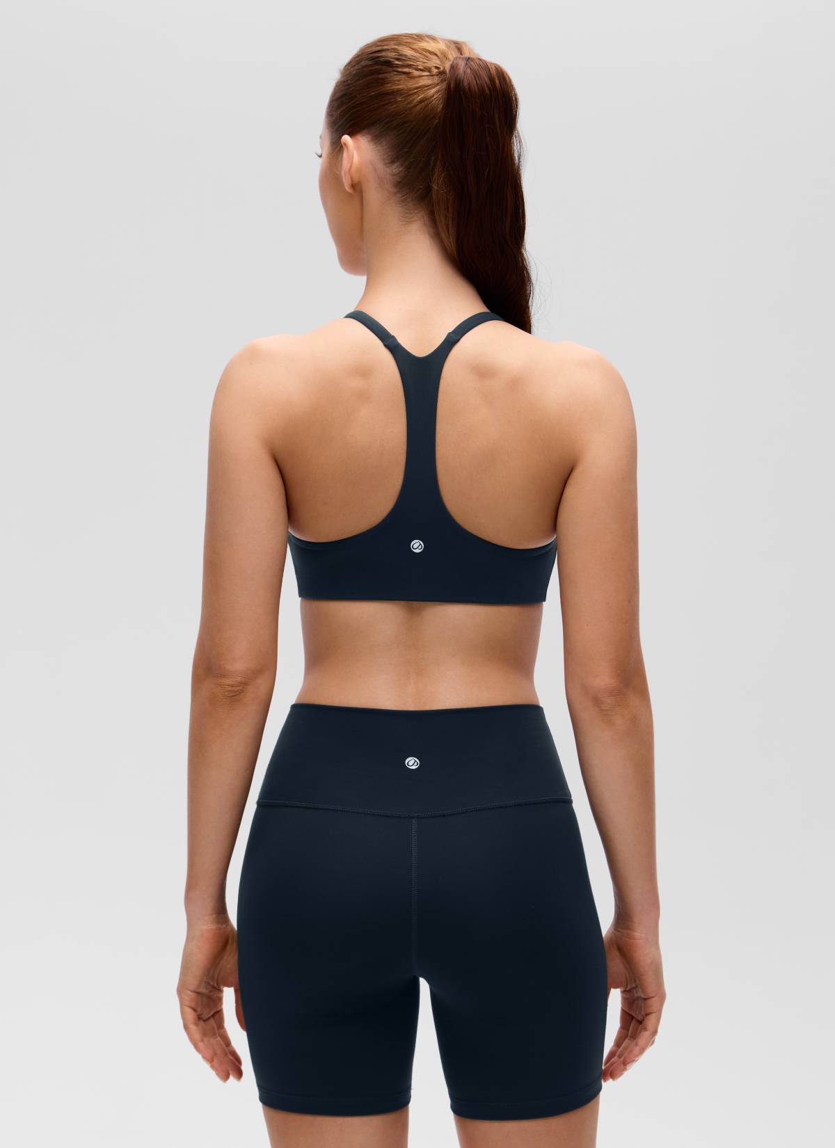 حمالة صدر رياضية للنساء Butterluxe برقبة على شكل حرف V وأشرطة رفيعة وتصميم ظهر متقاطع من CRZ YOGA باللون الأزرق الداكن