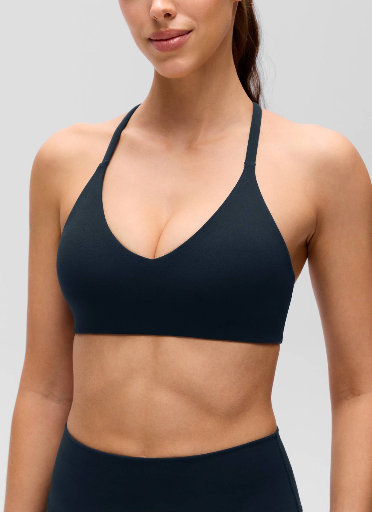 حمالة صدر رياضية للنساء Butterluxe برقبة على شكل حرف V وأشرطة رفيعة وتصميم ظهر متقاطع من CRZ YOGA باللون الأزرق الداكن