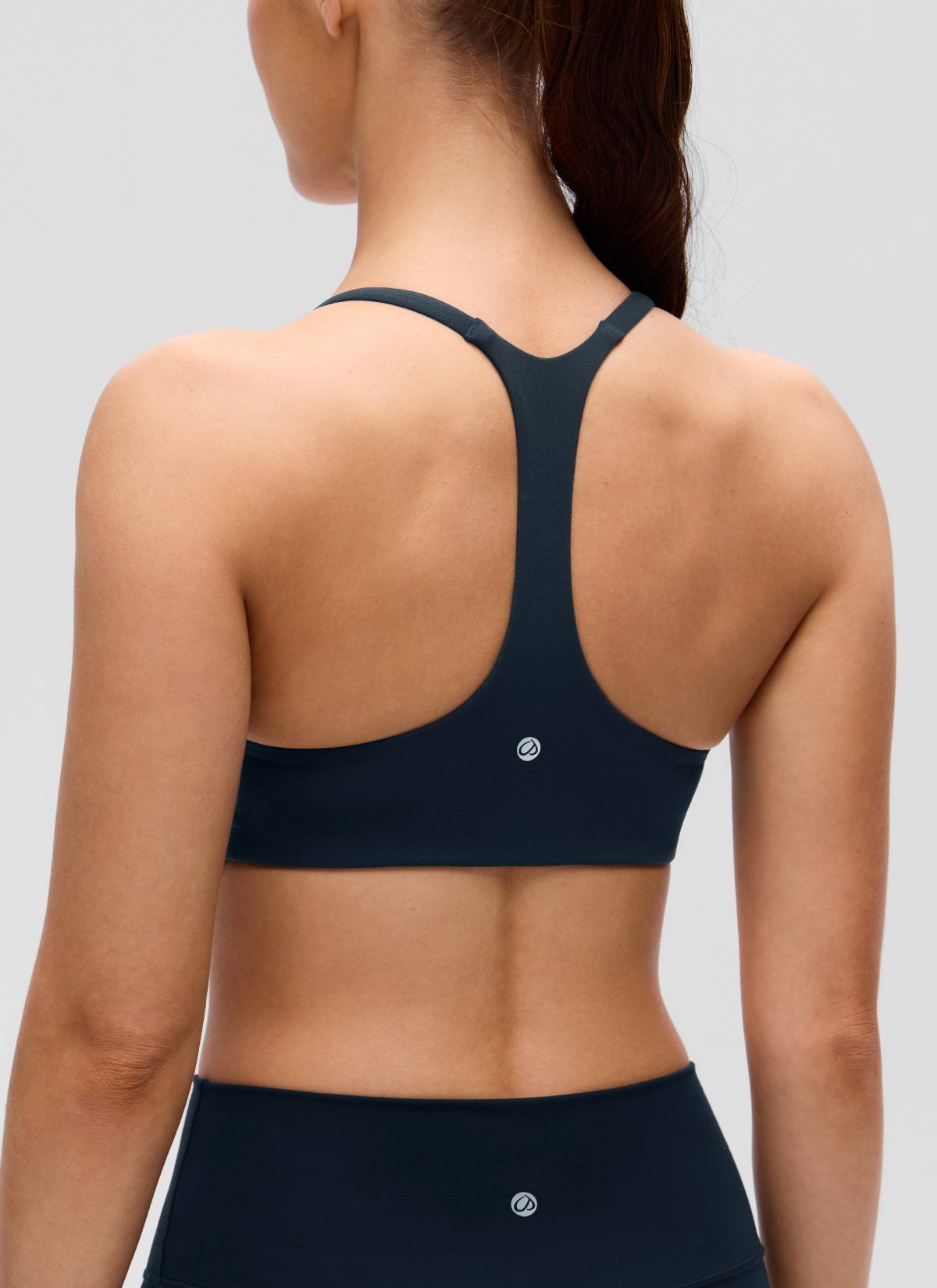 حمالة صدر رياضية للنساء Butterluxe برقبة على شكل حرف V وأشرطة رفيعة وتصميم ظهر متقاطع من CRZ YOGA باللون الأزرق الداكن