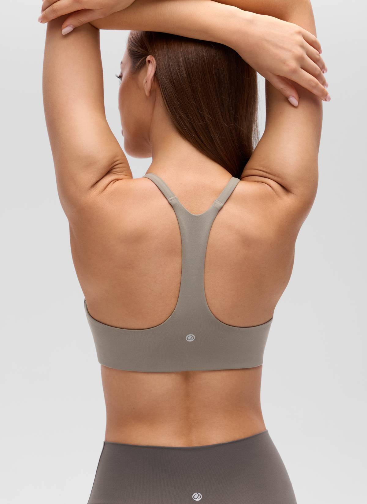 CRZ YOGA Women's Butterluxe V Neck  Racerback Thin Straps Sports Bra Warm Ash Grey @model_info:Lary