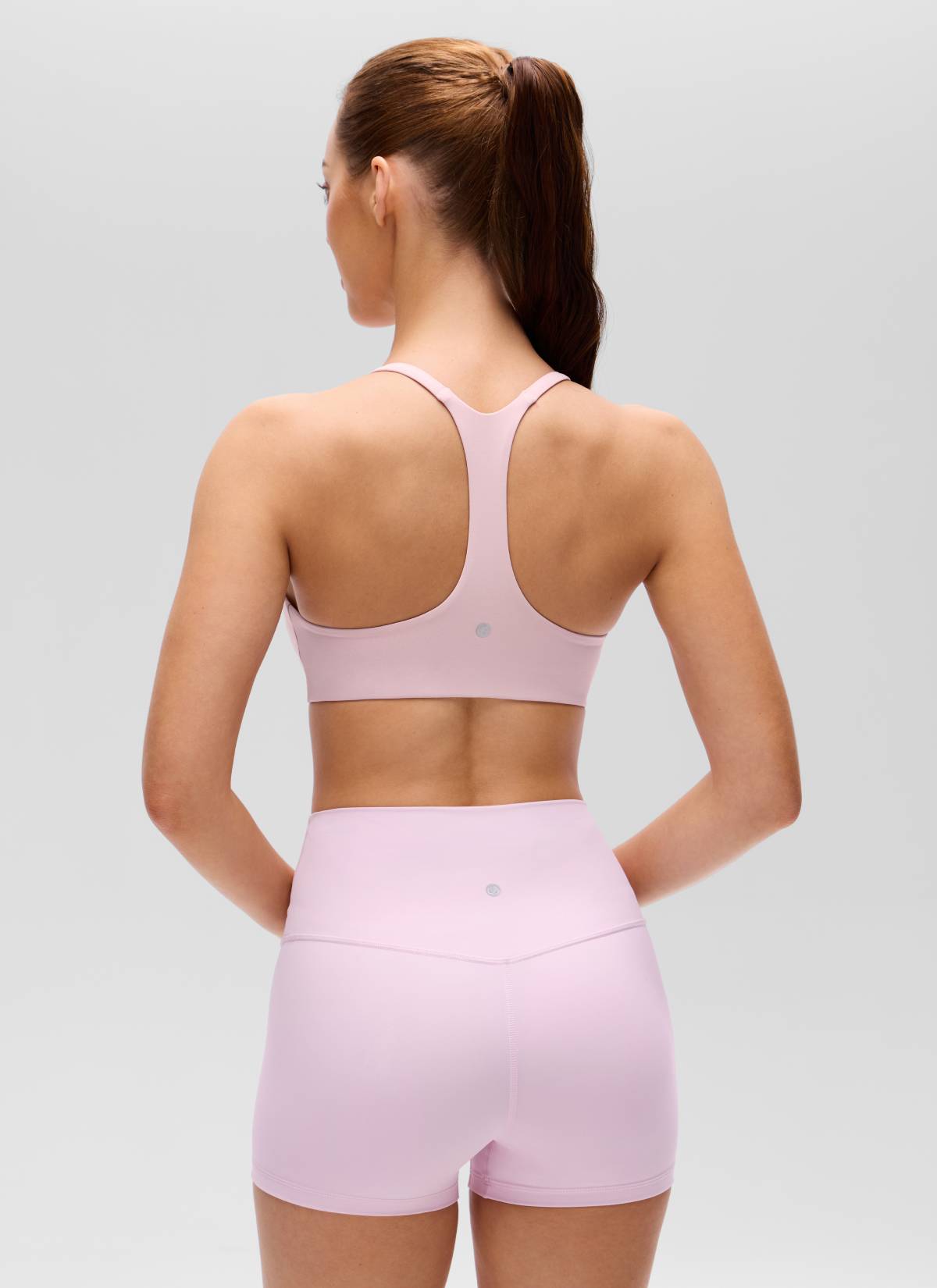حمالة صدر رياضية نسائية Butterluxe بفتحة رقبة على شكل V وحمالات رفيعة وتصميم Racerback من CRZ YOGA بلون بينك هايز