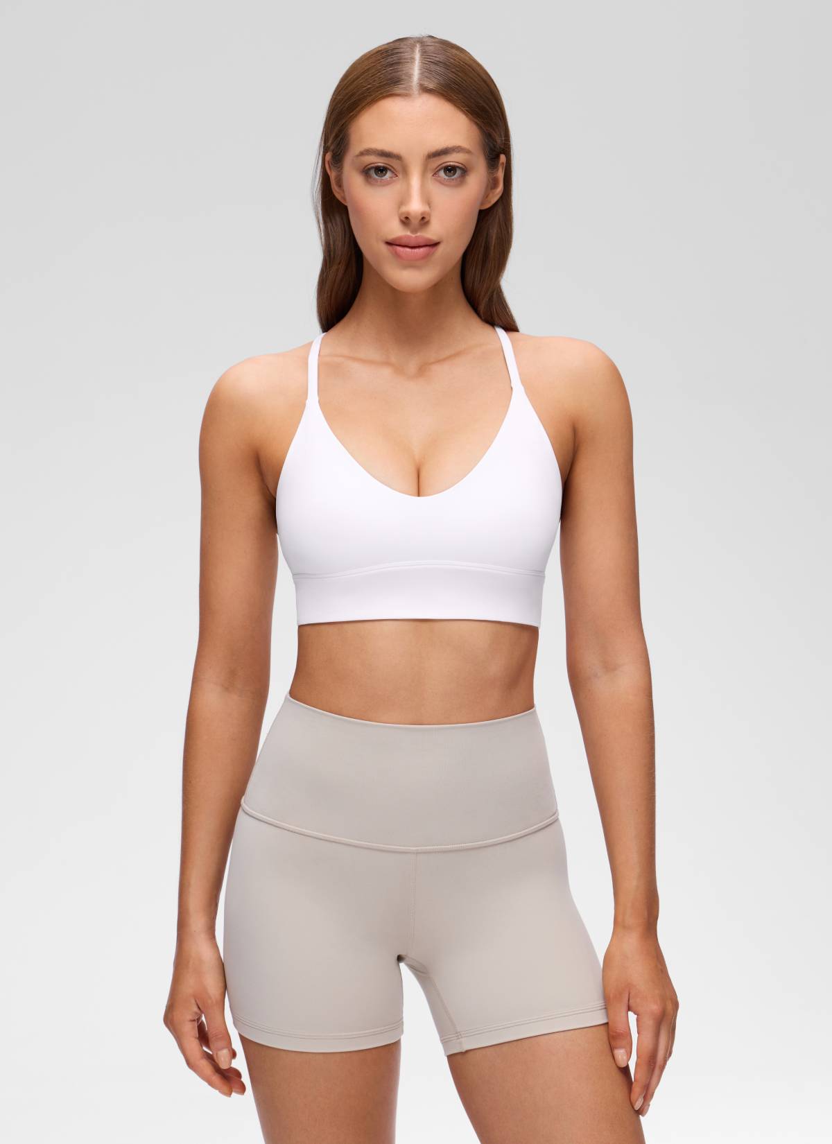 حمالة صدر رياضية طويلة للنساء من CRZ YOGA، Butterluxe ، برقبة على شكل V وظهر متقاطع، باللون الأبيض