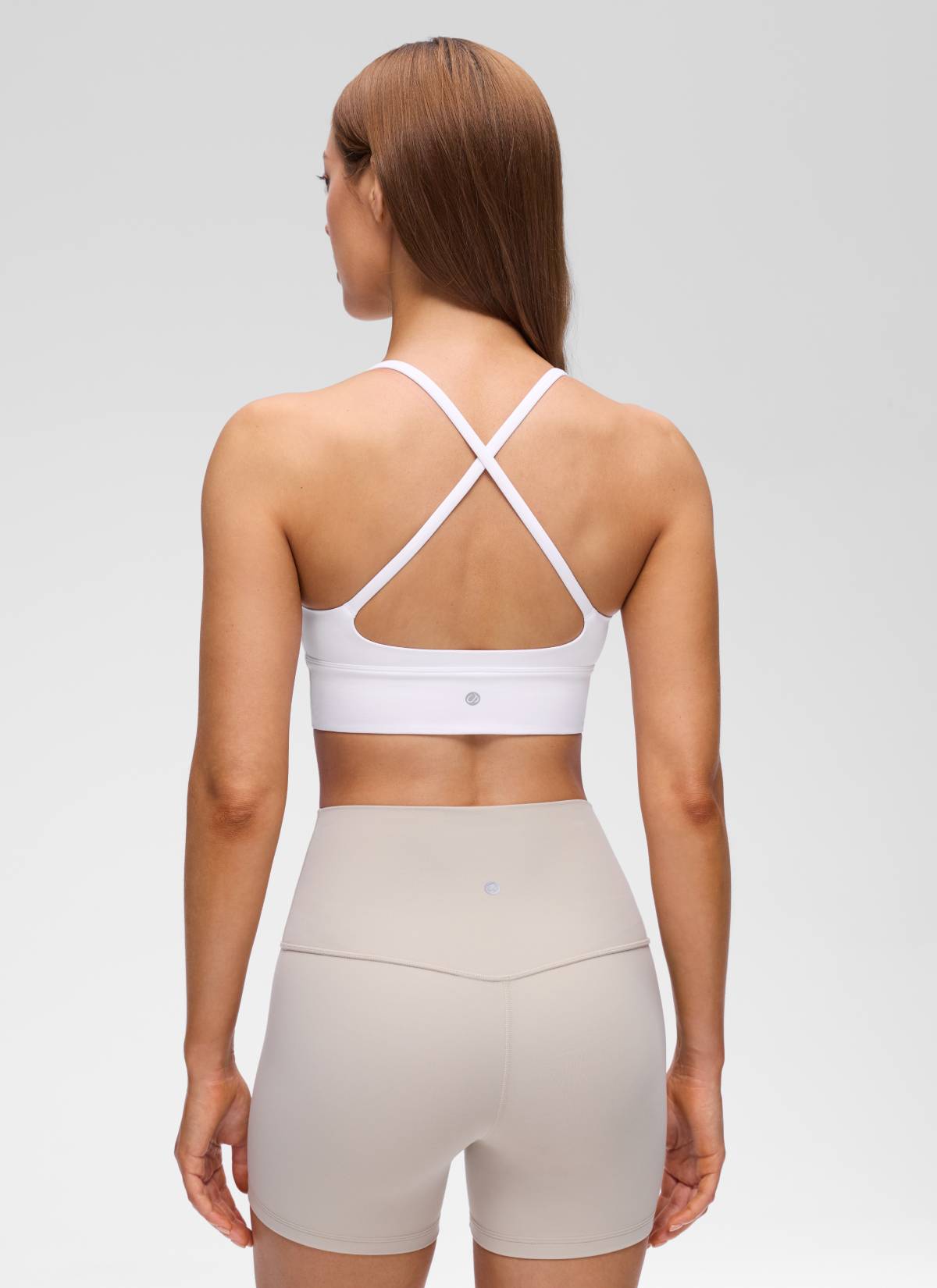 حمالة صدر رياضية طويلة للنساء من CRZ YOGA، Butterluxe ، برقبة على شكل V وظهر متقاطع، باللون الأبيض