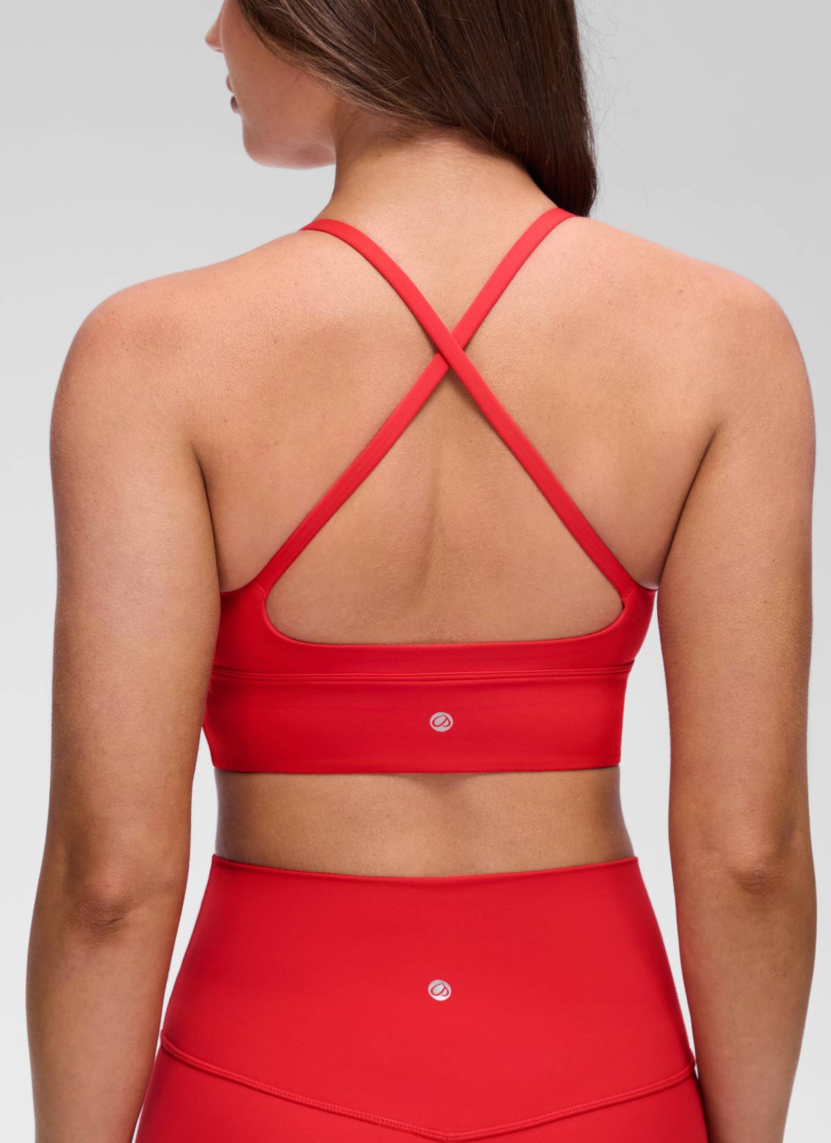 حمالة صدر رياضية طويلة للنساء من CRZ YOGA، Butterluxe ، برقبة على شكل V وظهر متقاطع، باللون الأحمر الداكن