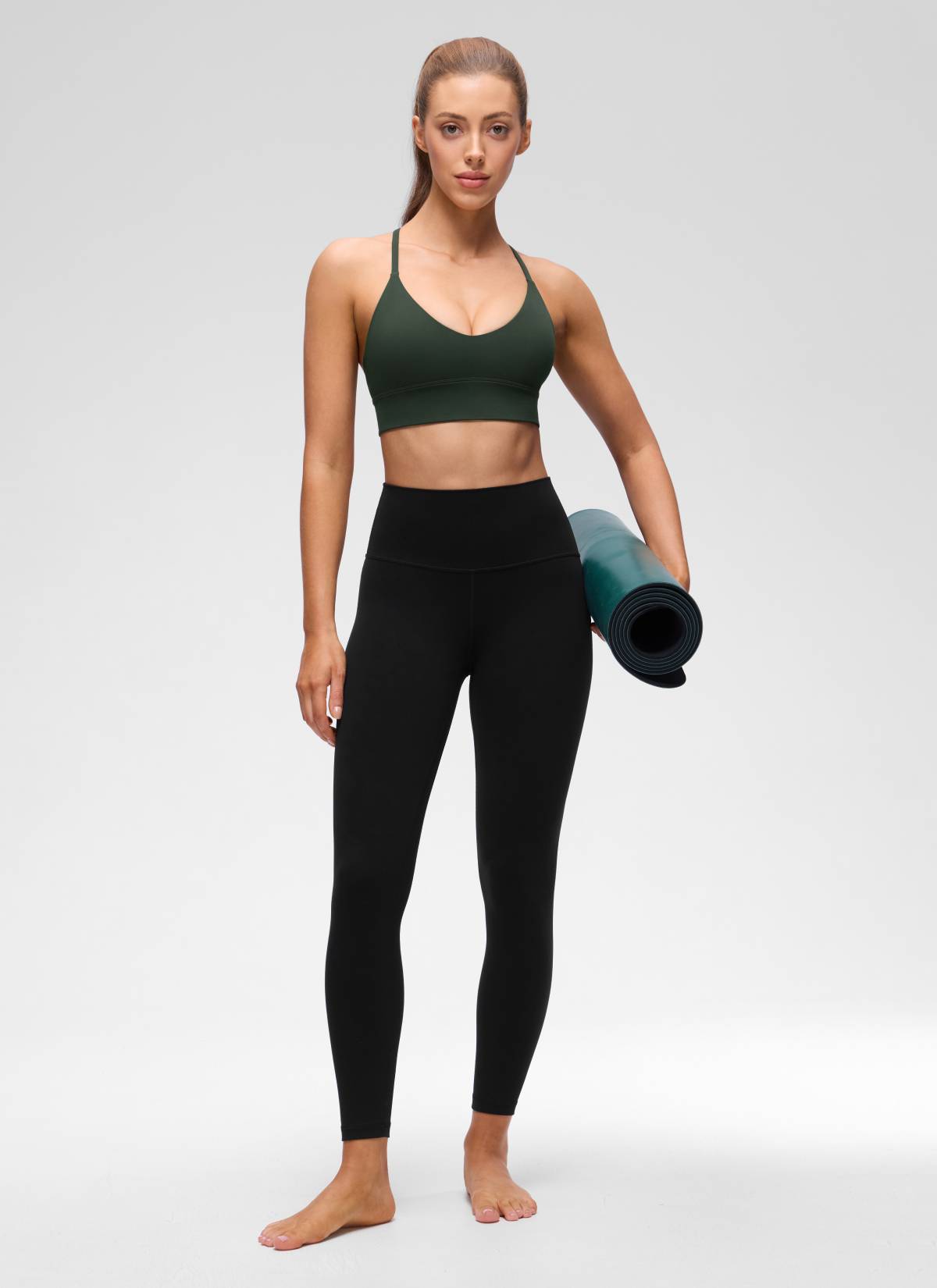 حمالة صدر رياضية طويلة للنساء من CRZ YOGA، Butterluxe ، برقبة على شكل V وظهر متقاطع، باللون الأخضر الأسطوري