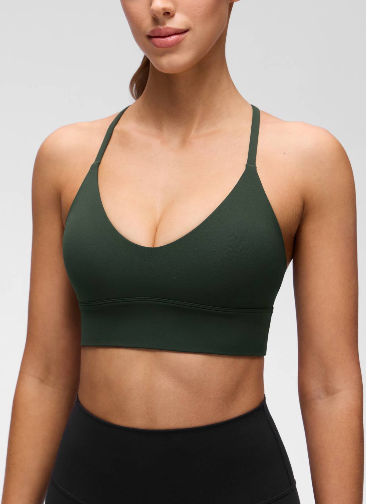 حمالة صدر رياضية طويلة للنساء من CRZ YOGA، Butterluxe ، برقبة على شكل V وظهر متقاطع، باللون الأخضر الأسطوري