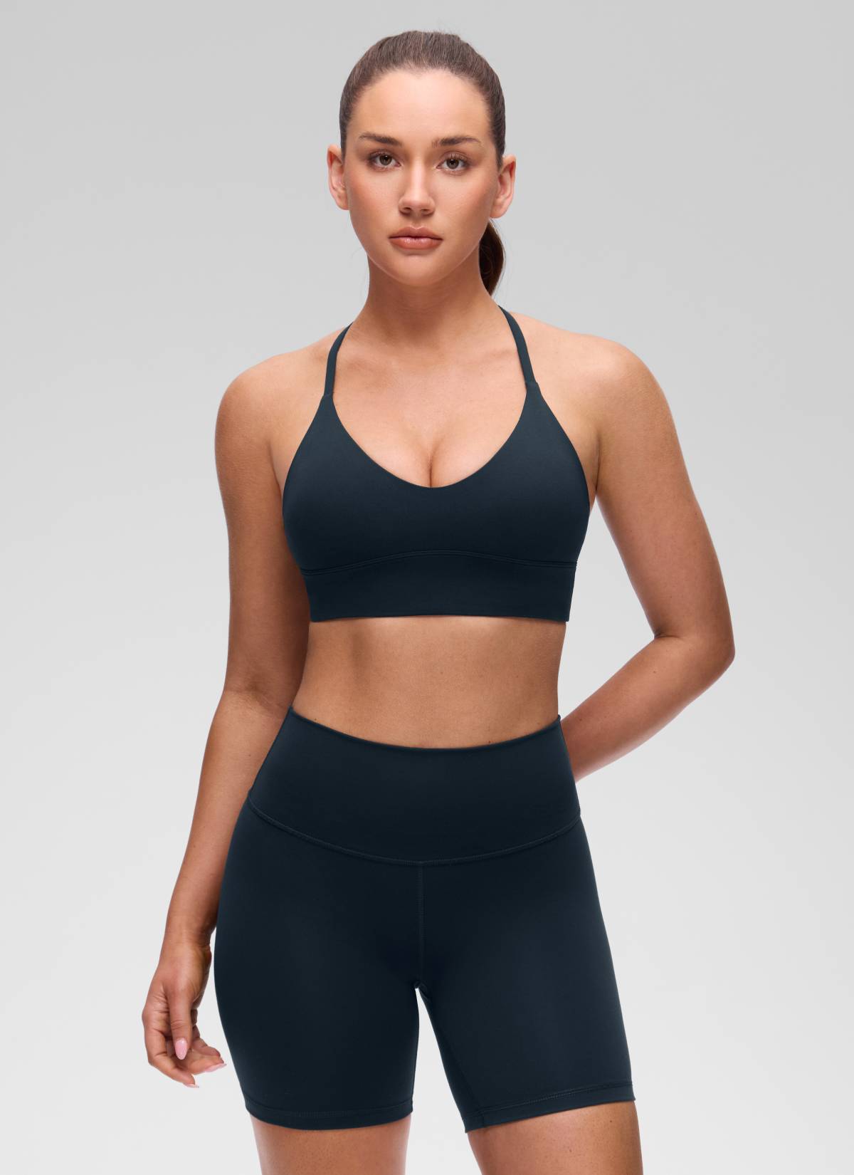 حمالة صدر رياضية طويلة للنساء من CRZ YOGA Butterluxe ، برقبة على شكل V وظهر متقاطع، باللون الأزرق الداكن
