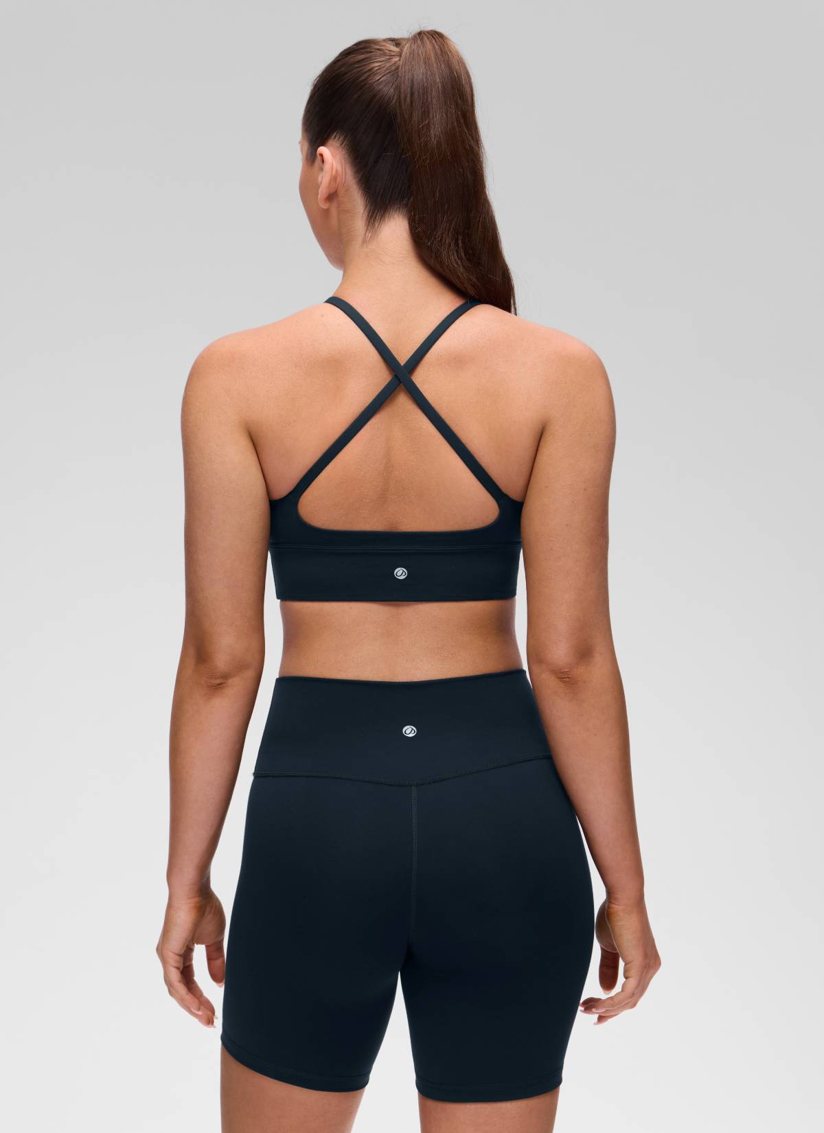 حمالة صدر رياضية طويلة للنساء من CRZ YOGA Butterluxe ، برقبة على شكل V وظهر متقاطع، باللون الأزرق الداكن
