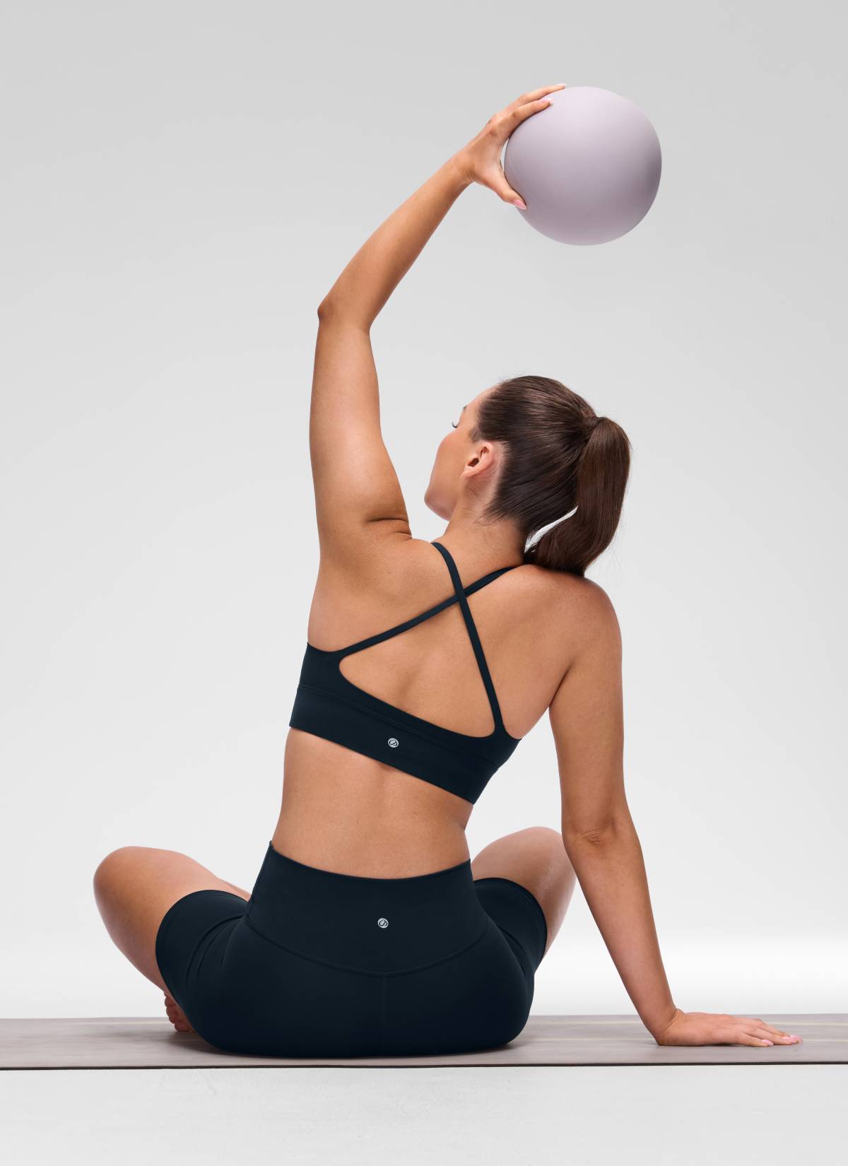 حمالة صدر رياضية طويلة للنساء من CRZ YOGA Butterluxe ، برقبة على شكل V وظهر متقاطع، باللون الأزرق الداكن