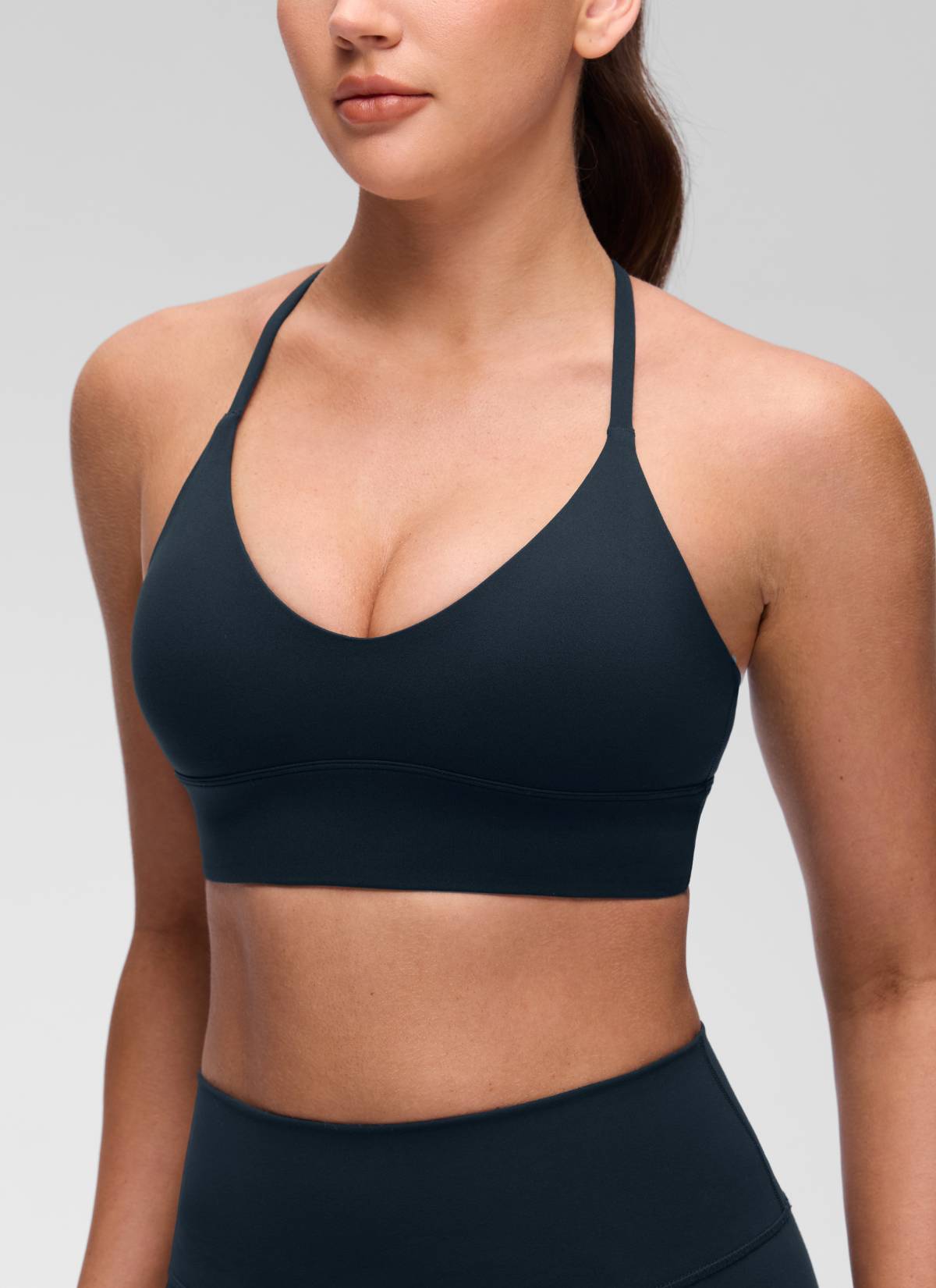 حمالة صدر رياضية طويلة للنساء من CRZ YOGA Butterluxe ، برقبة على شكل V وظهر متقاطع، باللون الأزرق الداكن