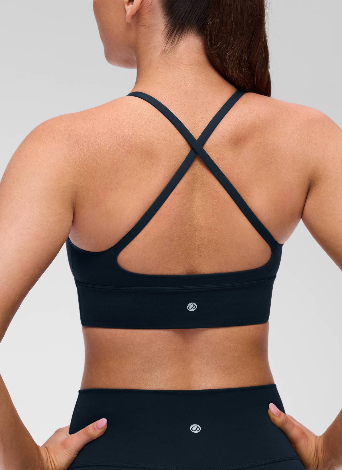 حمالة صدر رياضية طويلة للنساء من CRZ YOGA Butterluxe ، برقبة على شكل V وظهر متقاطع، باللون الأزرق الداكن