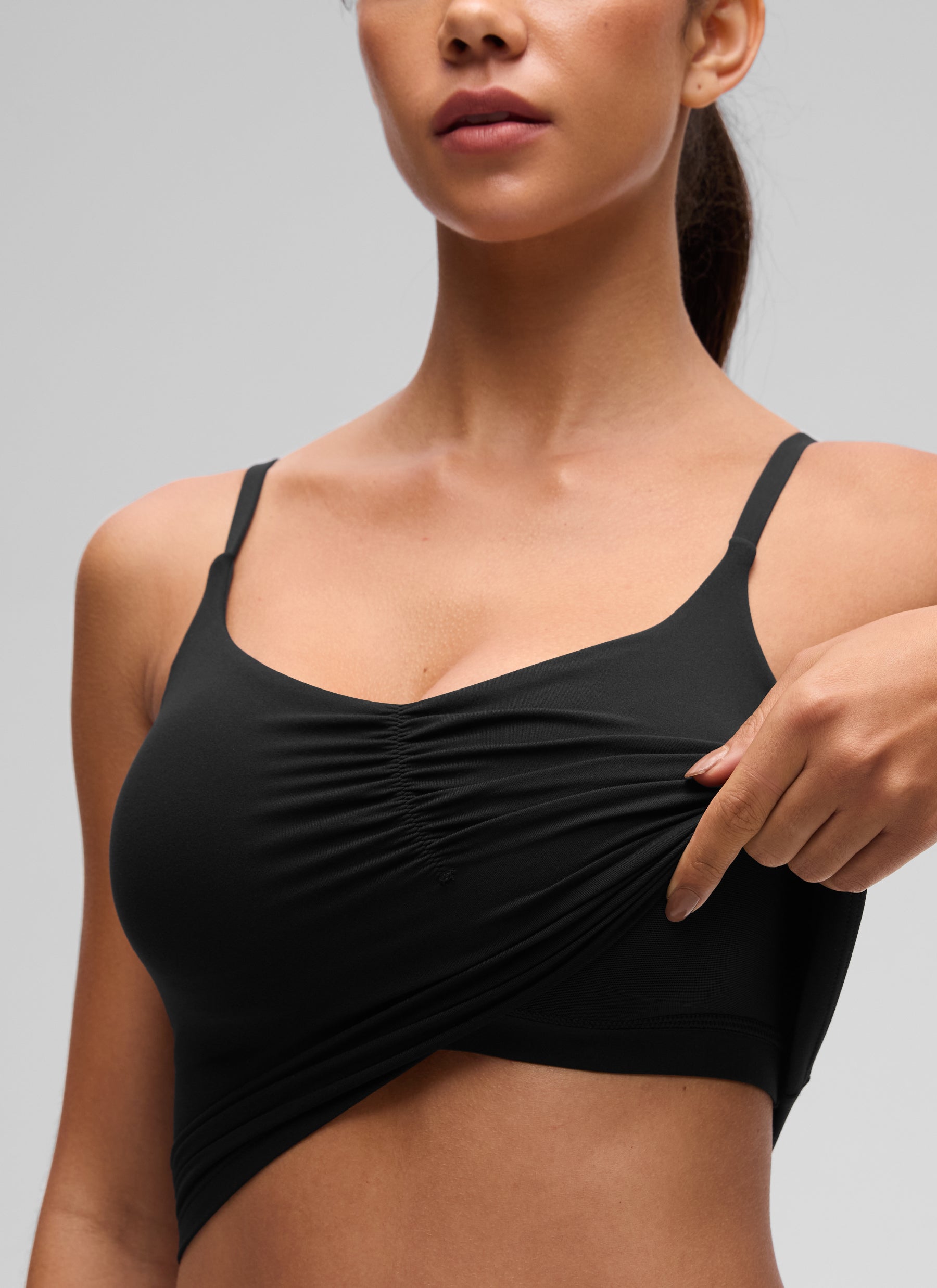 CRZ YOGA تانك نسائي مبطن قصير لليوغا بياقة V مكشكشة وظهر U من Butterluxe أسود