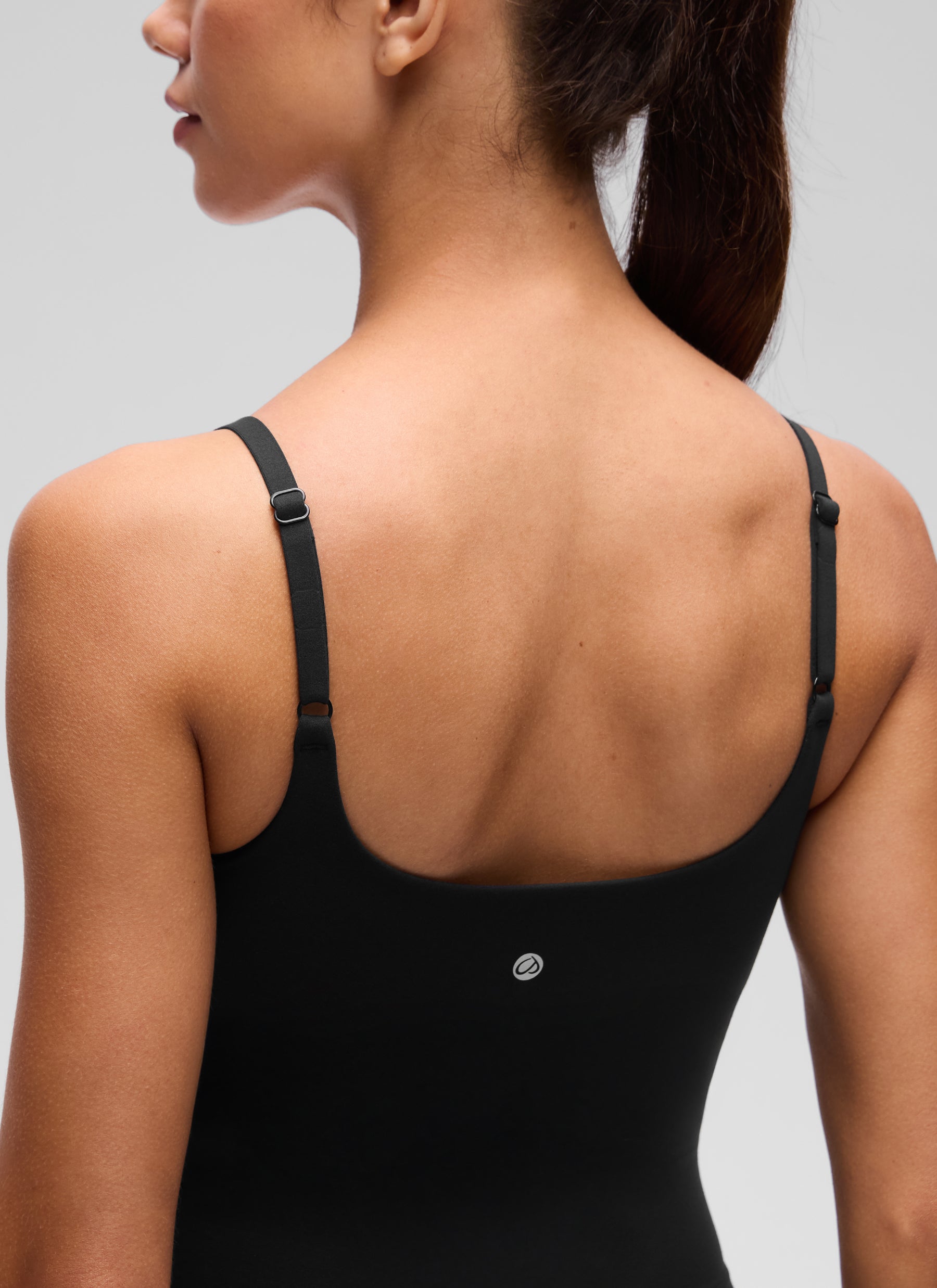 CRZ YOGA تانك نسائي مبطن قصير لليوغا بياقة V مكشكشة وظهر U من Butterluxe أسود