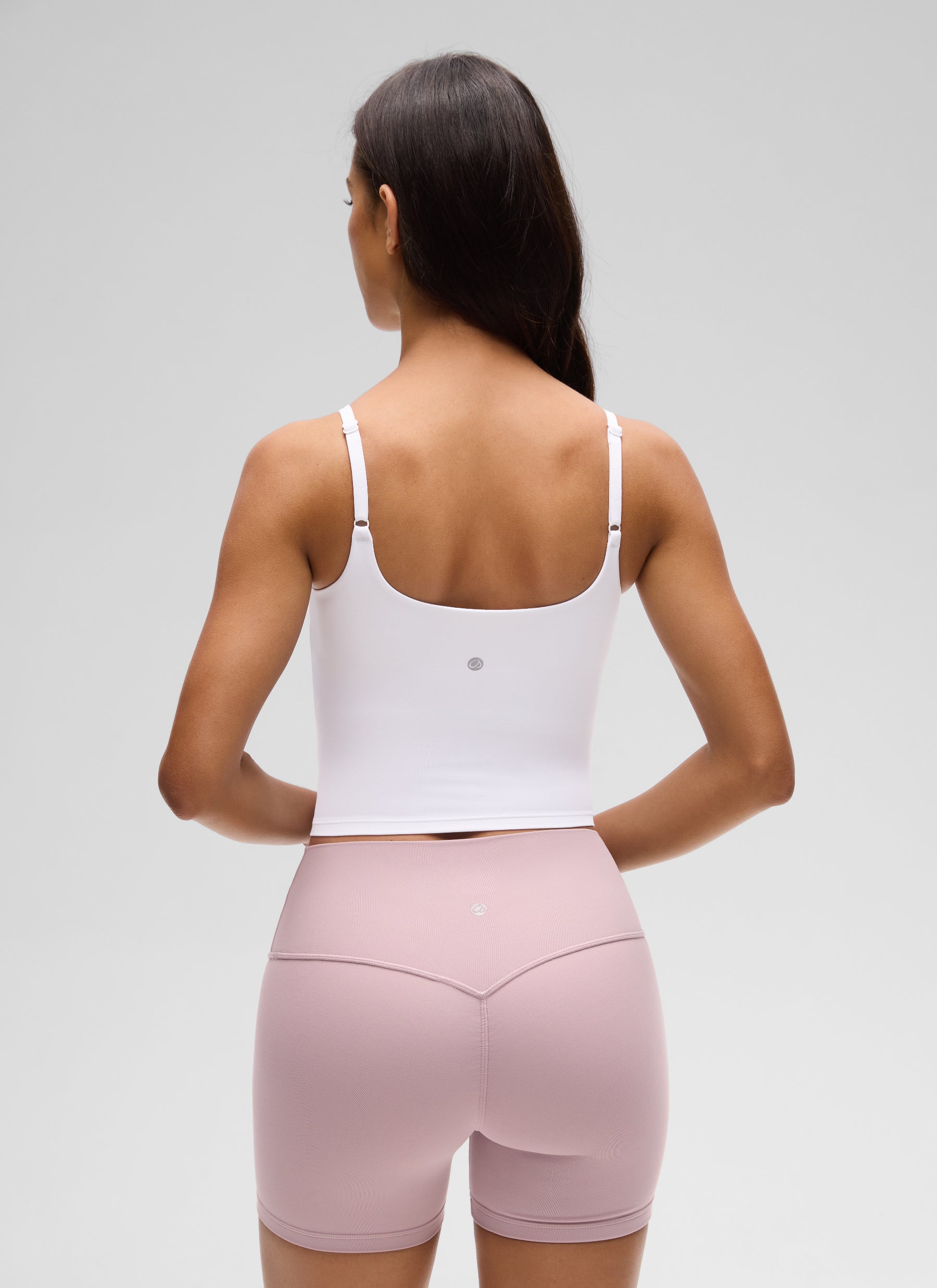 CRZ YOGA تانك نسائي مبطن قصير لليوغا بياقة V مكشكشة وظهر U من Butterluxe أبيض
