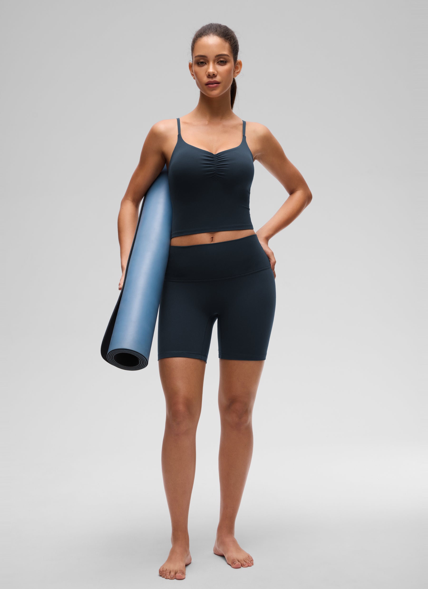CRZ YOGA تانك نسائي مبطن قصير لليوغا بياقة V مكشكشة وظهر U من Butterluxe كحلي