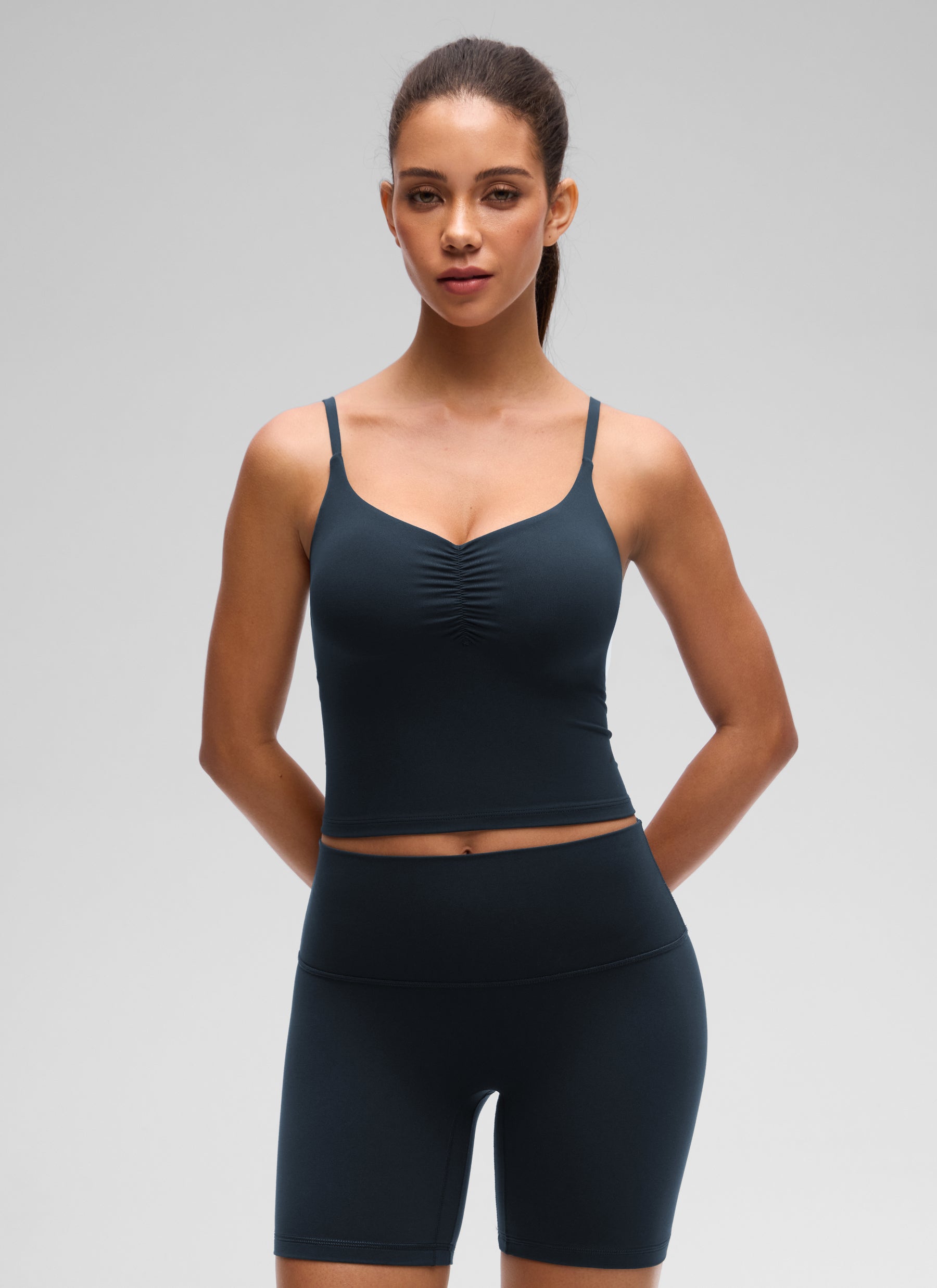CRZ YOGA تانك نسائي مبطن قصير لليوغا بياقة V مكشكشة وظهر U من Butterluxe كحلي