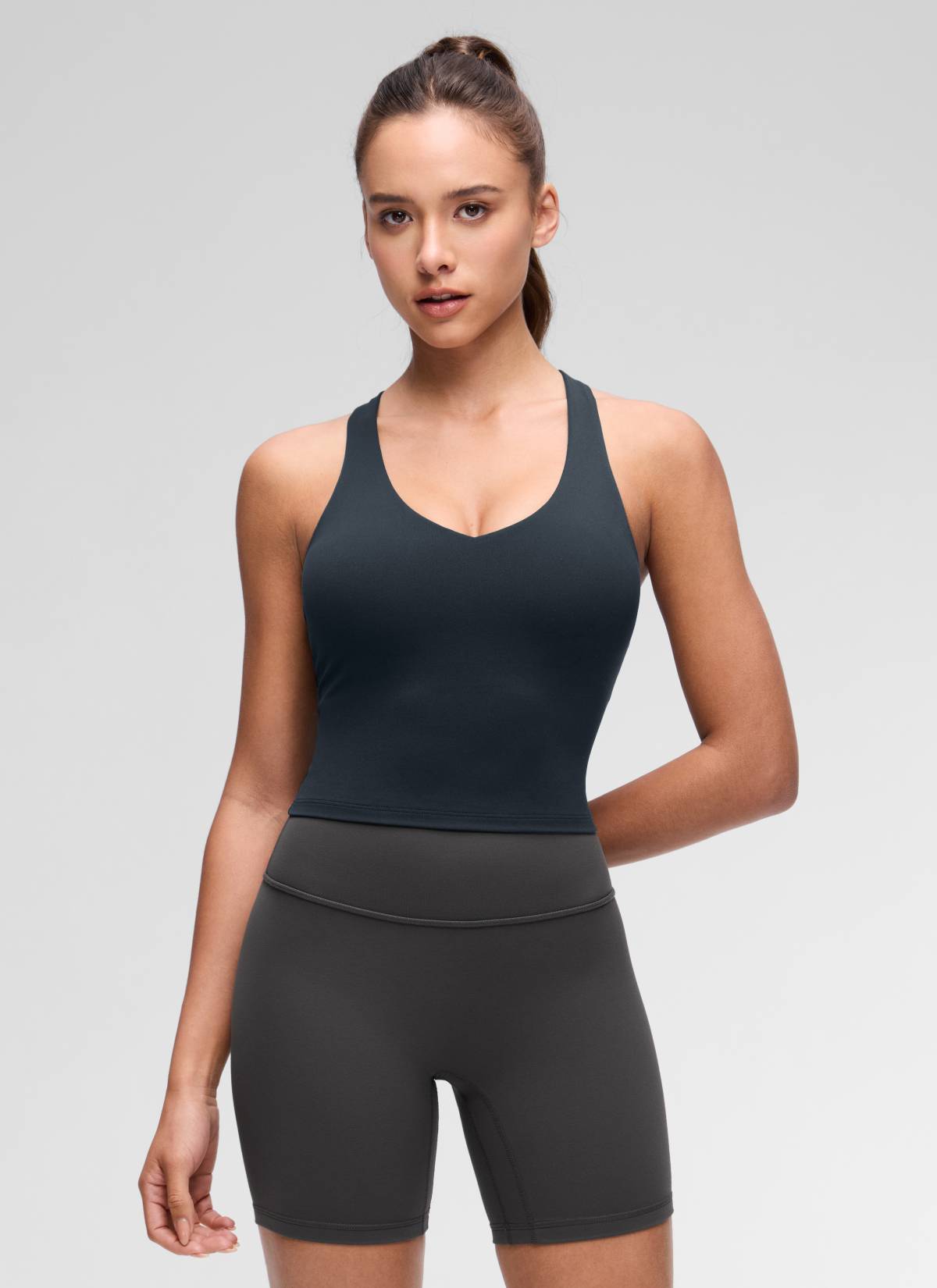 تيشيرت حمالات نسائي لليوغا بفتحة رقبة على شكل V وتصميم ظهر متسابق من مجموعة Butterluxe من CRZ YOGA بلون كحلي حقيقي