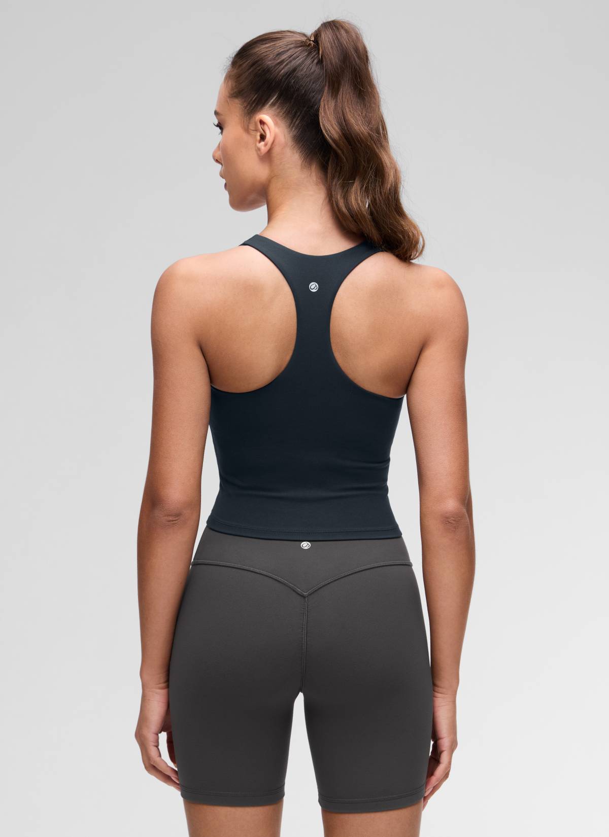 تيشيرت حمالات نسائي لليوغا بفتحة رقبة على شكل V وتصميم ظهر متسابق من مجموعة Butterluxe من CRZ YOGA بلون كحلي حقيقي