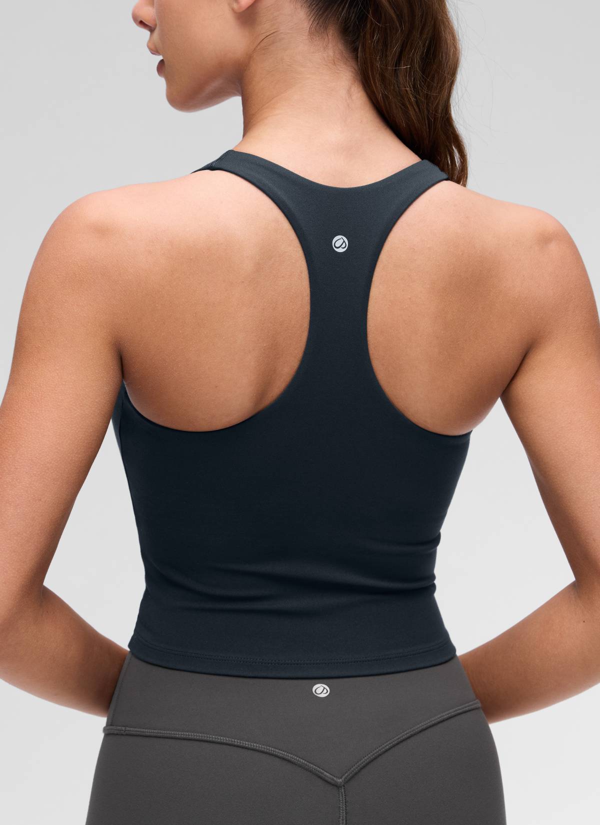 تيشيرت حمالات نسائي لليوغا بفتحة رقبة على شكل V وتصميم ظهر متسابق من مجموعة Butterluxe من CRZ YOGA بلون كحلي حقيقي