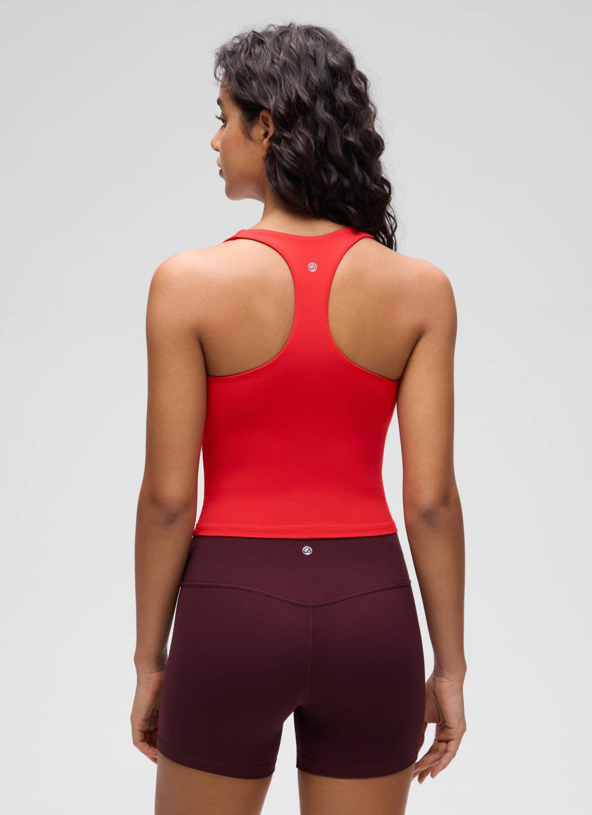 تيشيرت حمالات نسائي لليوغا بفتحة رقبة على شكل V وتصميم ظهر متسابق من مجموعة Butterluxe من CRZ YOGA بلون أحمر داكن