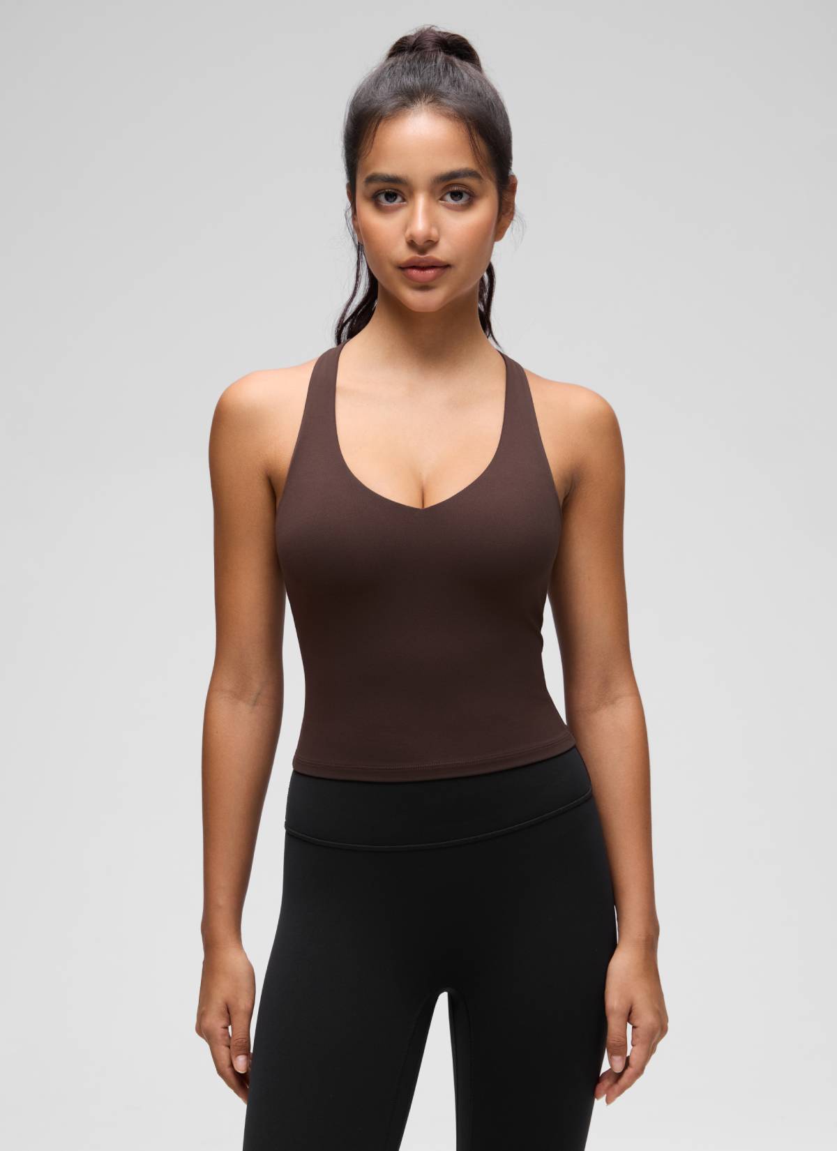 تيشيرت حمالات نسائي لليوغا بفتحة رقبة على شكل V وتصميم ظهر متسابق من مجموعة Butterluxe من CRZ YOGA بلون بني فاتح