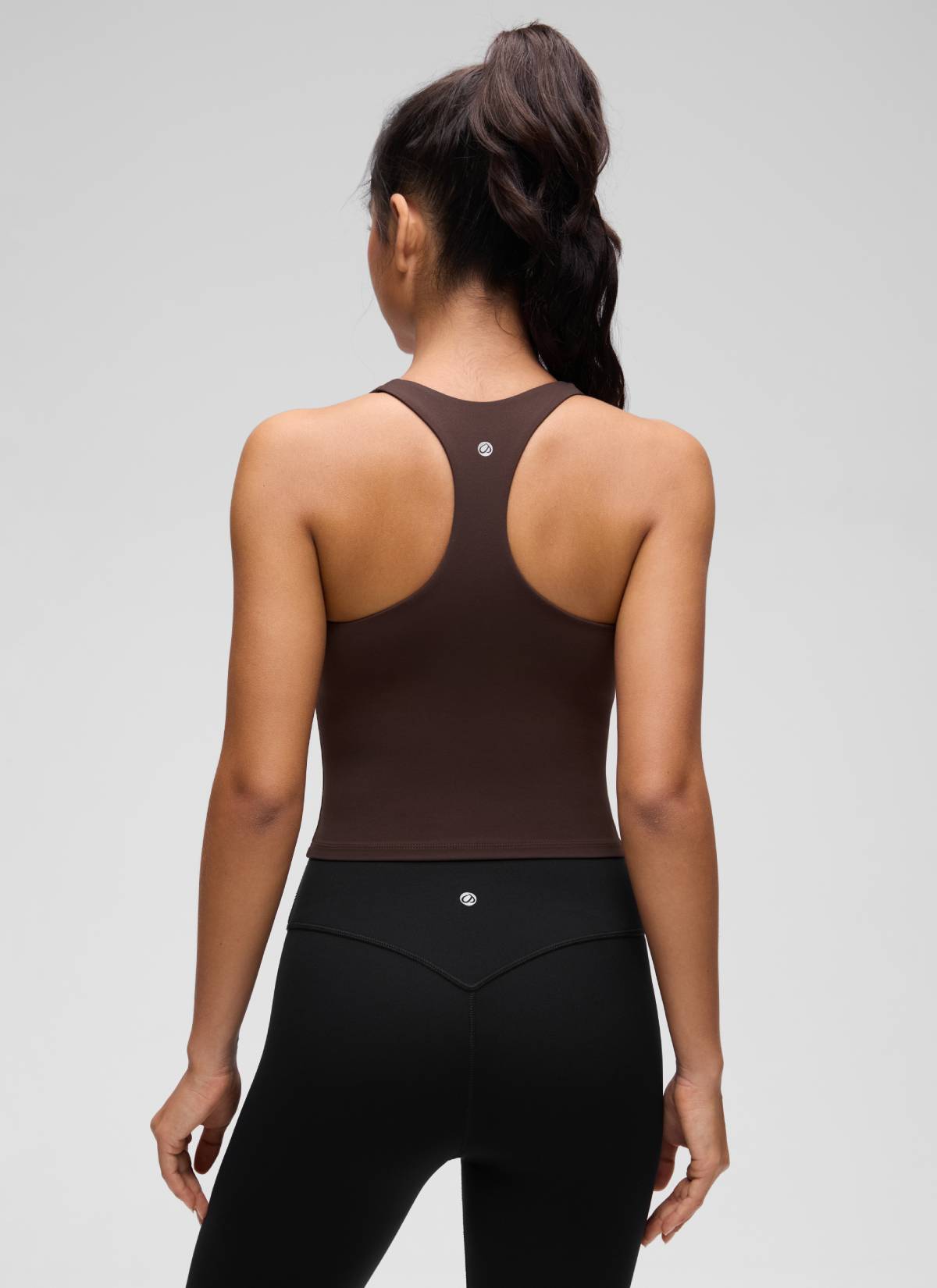 تيشيرت حمالات نسائي لليوغا بفتحة رقبة على شكل V وتصميم ظهر متسابق من مجموعة Butterluxe من CRZ YOGA بلون بني فاتح