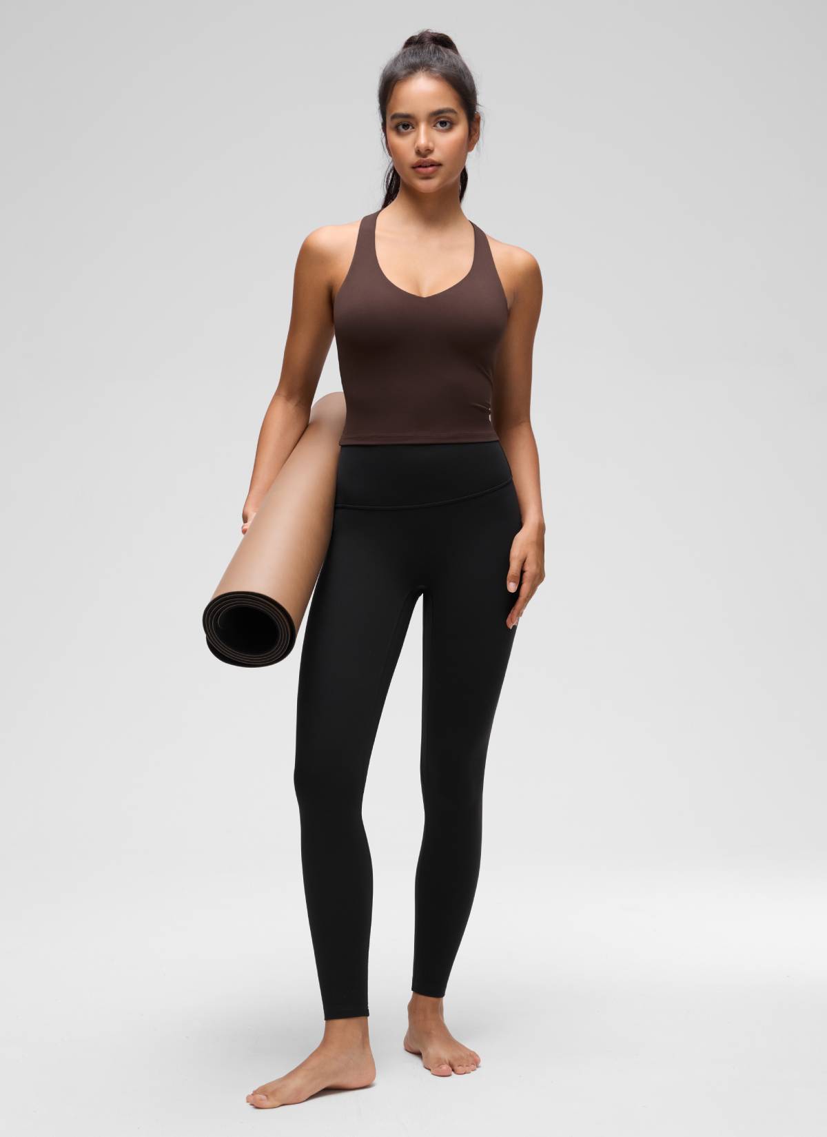 تيشيرت حمالات نسائي لليوغا بفتحة رقبة على شكل V وتصميم ظهر متسابق من مجموعة Butterluxe من CRZ YOGA بلون بني فاتح