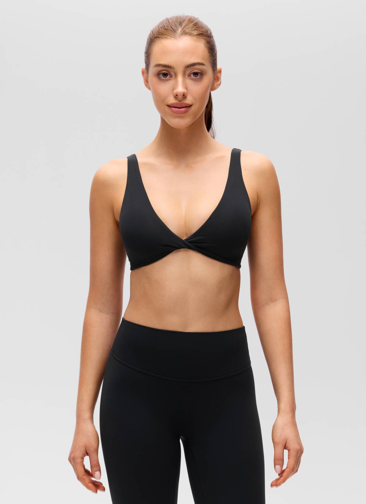 حمالة صدر رياضية يوغا Butterluxe بفتحة رقبة على شكل حرف V ملتفة وظهر على شكل حرف U للنساء من CRZ YOGA باللون الأسود