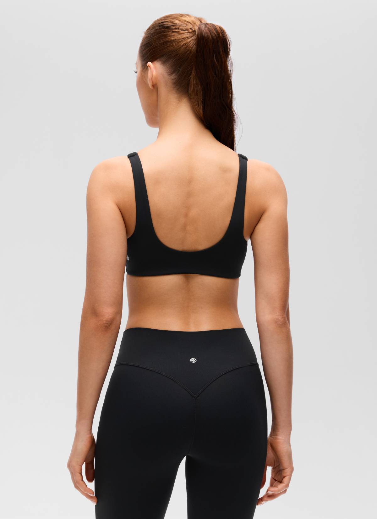حمالة صدر رياضية يوغا Butterluxe بفتحة رقبة على شكل حرف V ملتفة وظهر على شكل حرف U للنساء من CRZ YOGA باللون الأسود