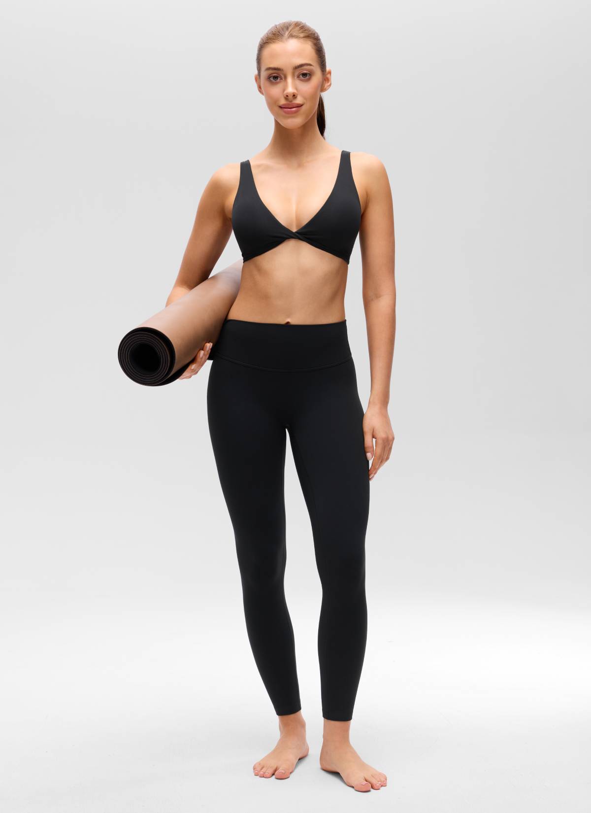 حمالة صدر رياضية يوغا Butterluxe بفتحة رقبة على شكل حرف V ملتفة وظهر على شكل حرف U للنساء من CRZ YOGA باللون الأسود