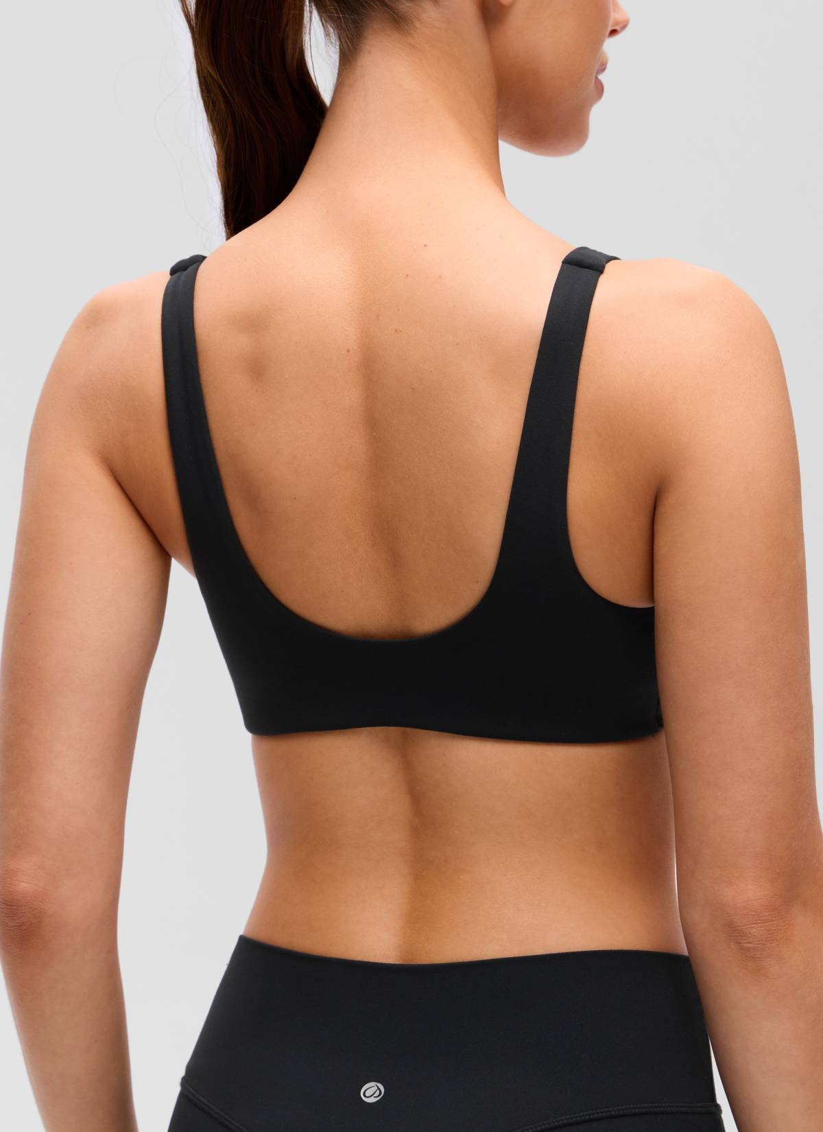 حمالة صدر رياضية يوغا Butterluxe بفتحة رقبة على شكل حرف V ملتفة وظهر على شكل حرف U للنساء من CRZ YOGA باللون الأسود