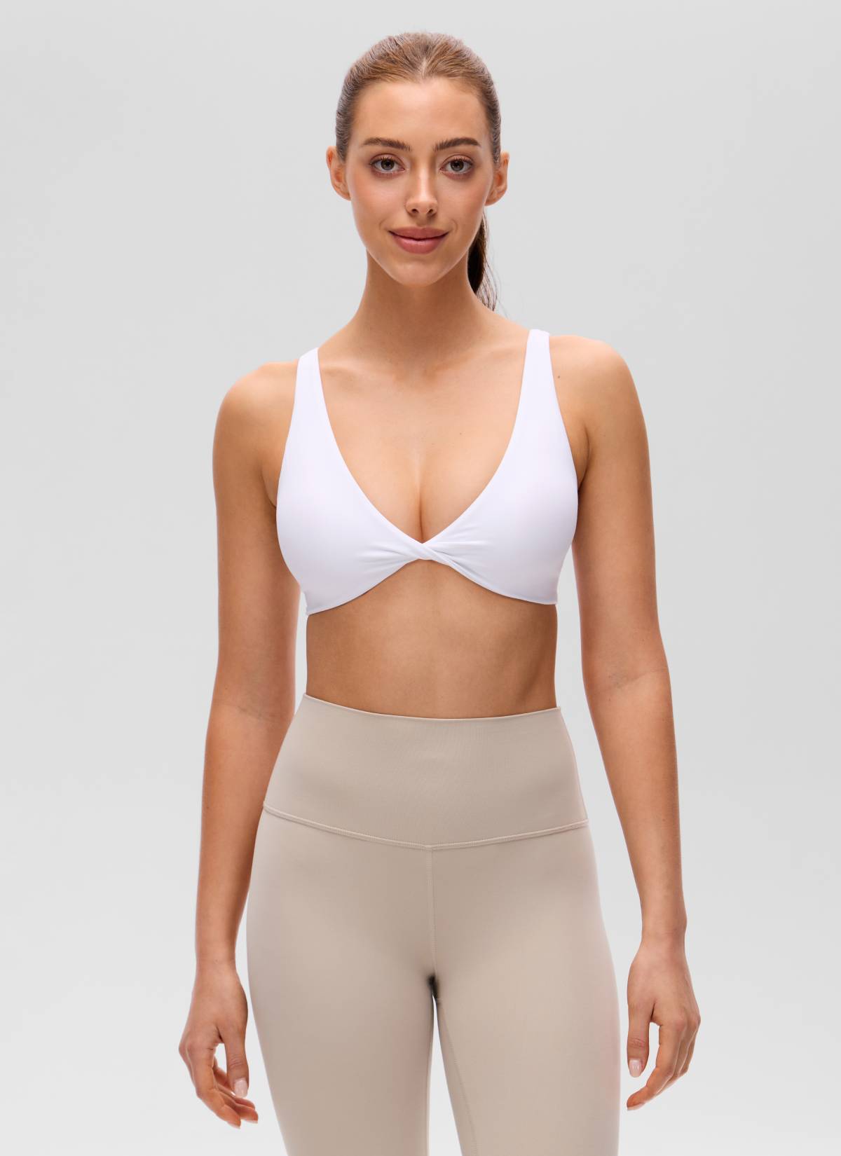 حمالة صدر رياضية يوغا Butterluxe بفتحة رقبة على شكل حرف V ملتفة وظهر على شكل حرف U للنساء من CRZ YOGA باللون الأبيض