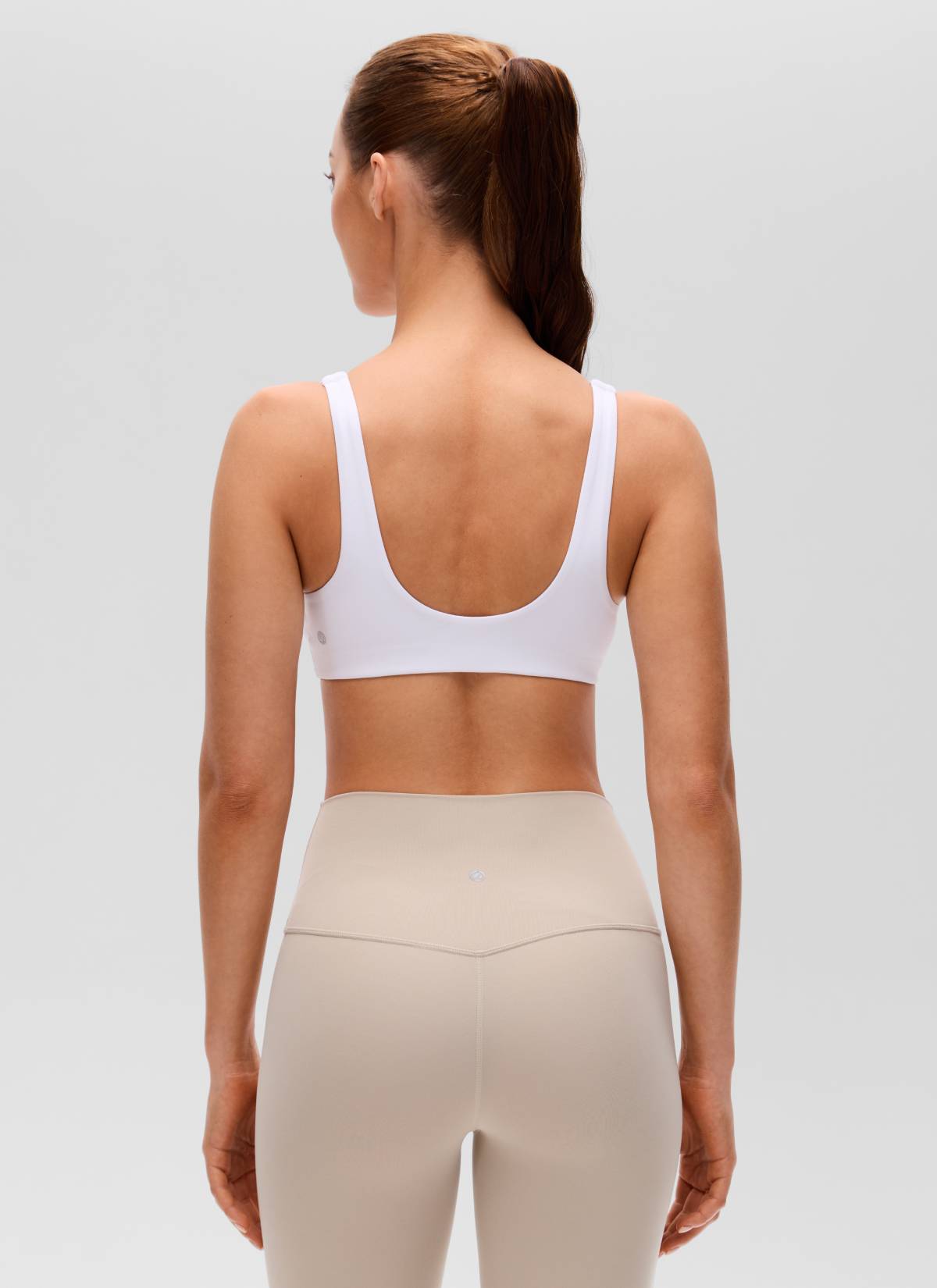 حمالة صدر رياضية يوغا Butterluxe بفتحة رقبة على شكل حرف V ملتفة وظهر على شكل حرف U للنساء من CRZ YOGA باللون الأبيض