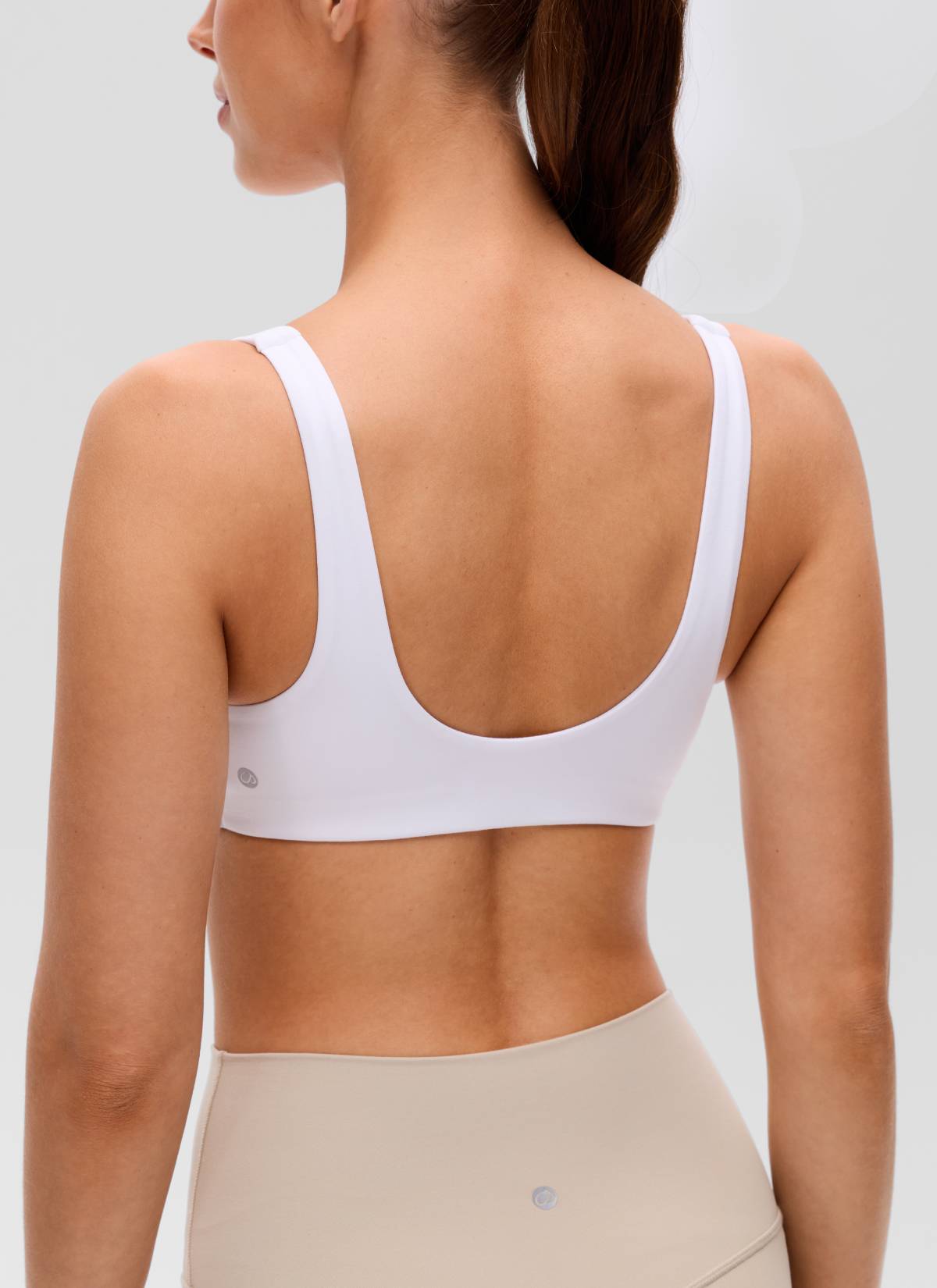 حمالة صدر رياضية يوغا Butterluxe بفتحة رقبة على شكل حرف V ملتفة وظهر على شكل حرف U للنساء من CRZ YOGA باللون الأبيض